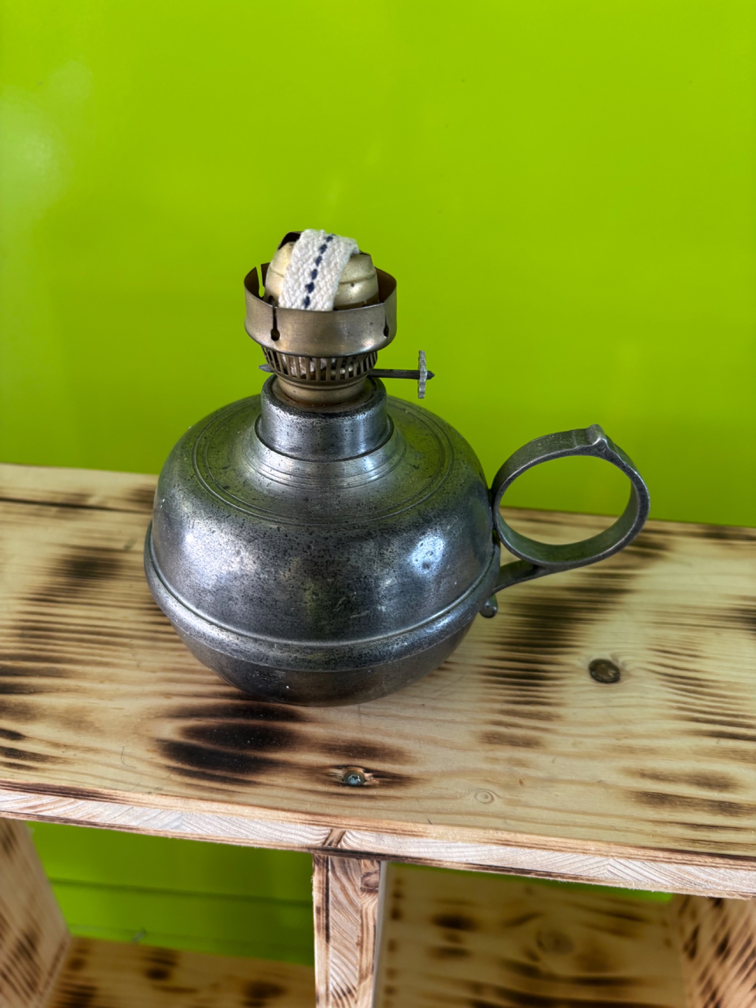 Petroleumlampe aus Zinn mit Griff – Bild 2