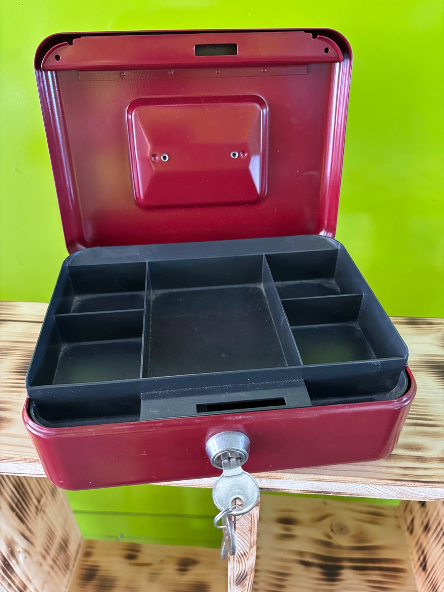 Geldkassette aus Metall, rot, mit Schlüssel – Bild 3