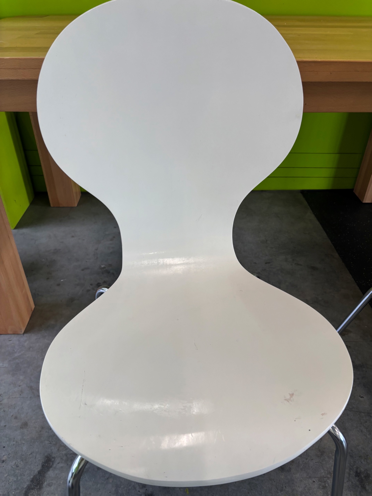 4 Stapelstühle weiss, Holzschale mit Chrombeinen – Bild 3