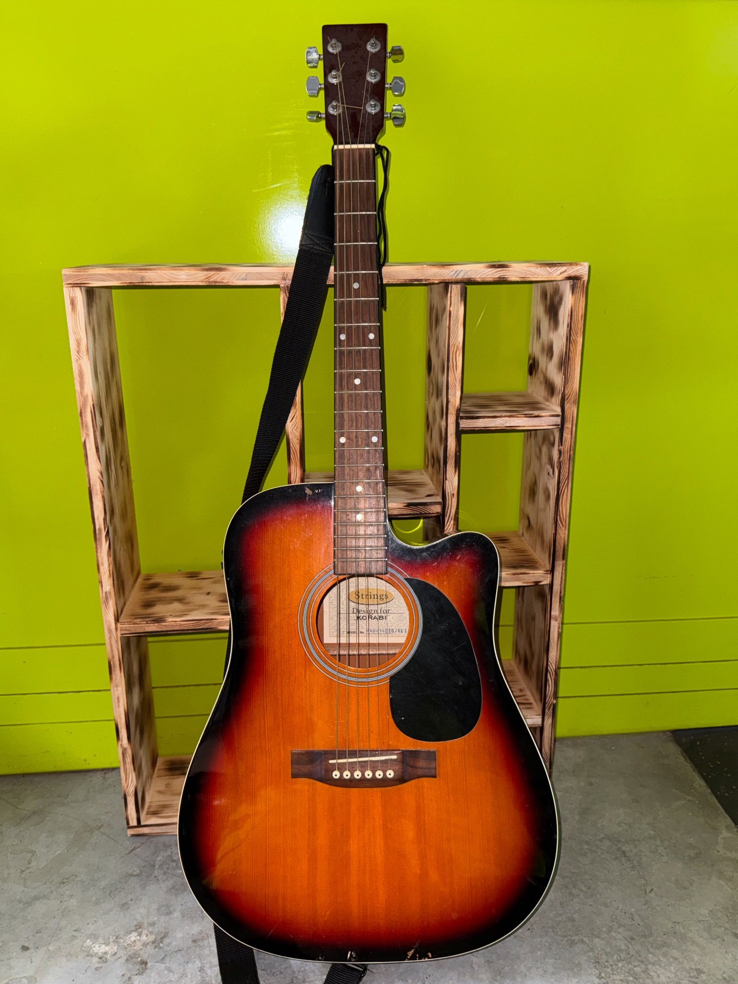 Westerngitarre Strings Korabi mit Tonabnehmer