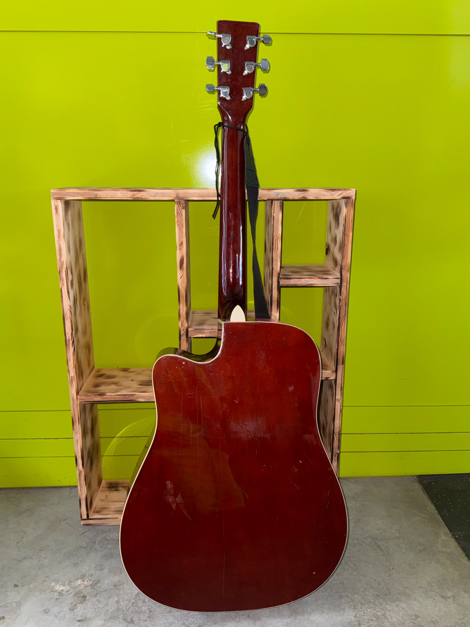Westerngitarre Strings Korabi mit Tonabnehmer – Bild 2