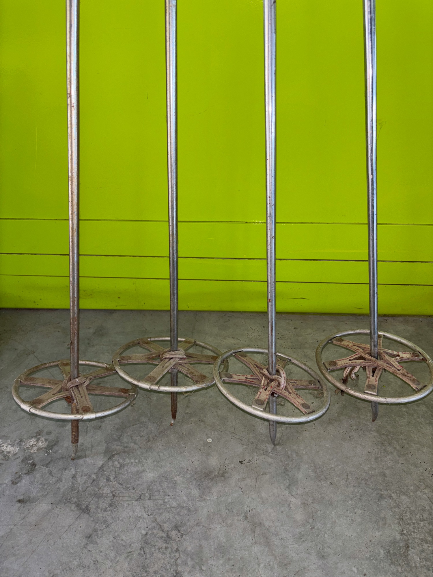 Alte Skistöcke aus Metall, 2 Paar, Deko – Bild 2