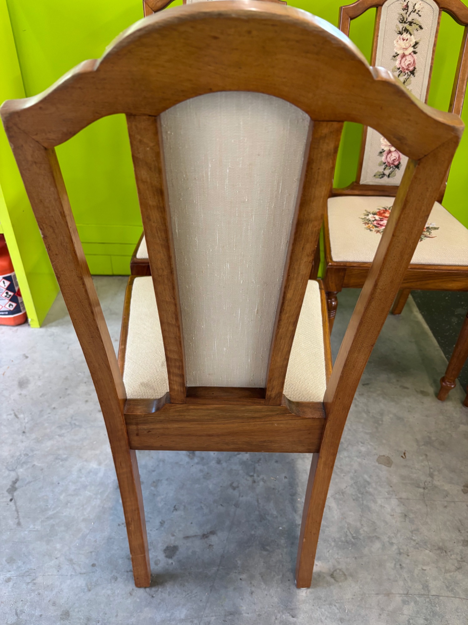 4 Holzstühle mit besticktem Polster, Blumenmuster – Bild 6