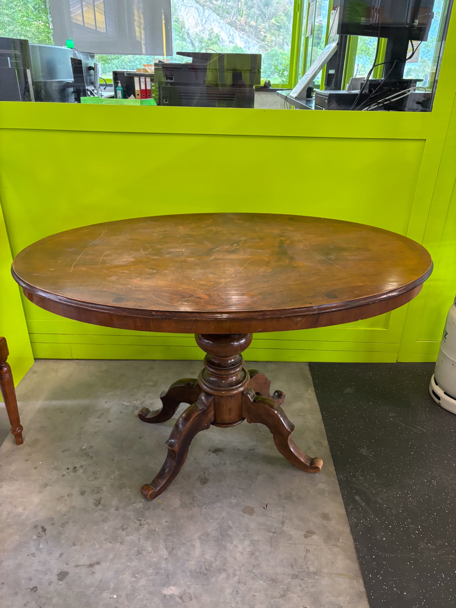 Ovaler Salontisch aus Holz, antik