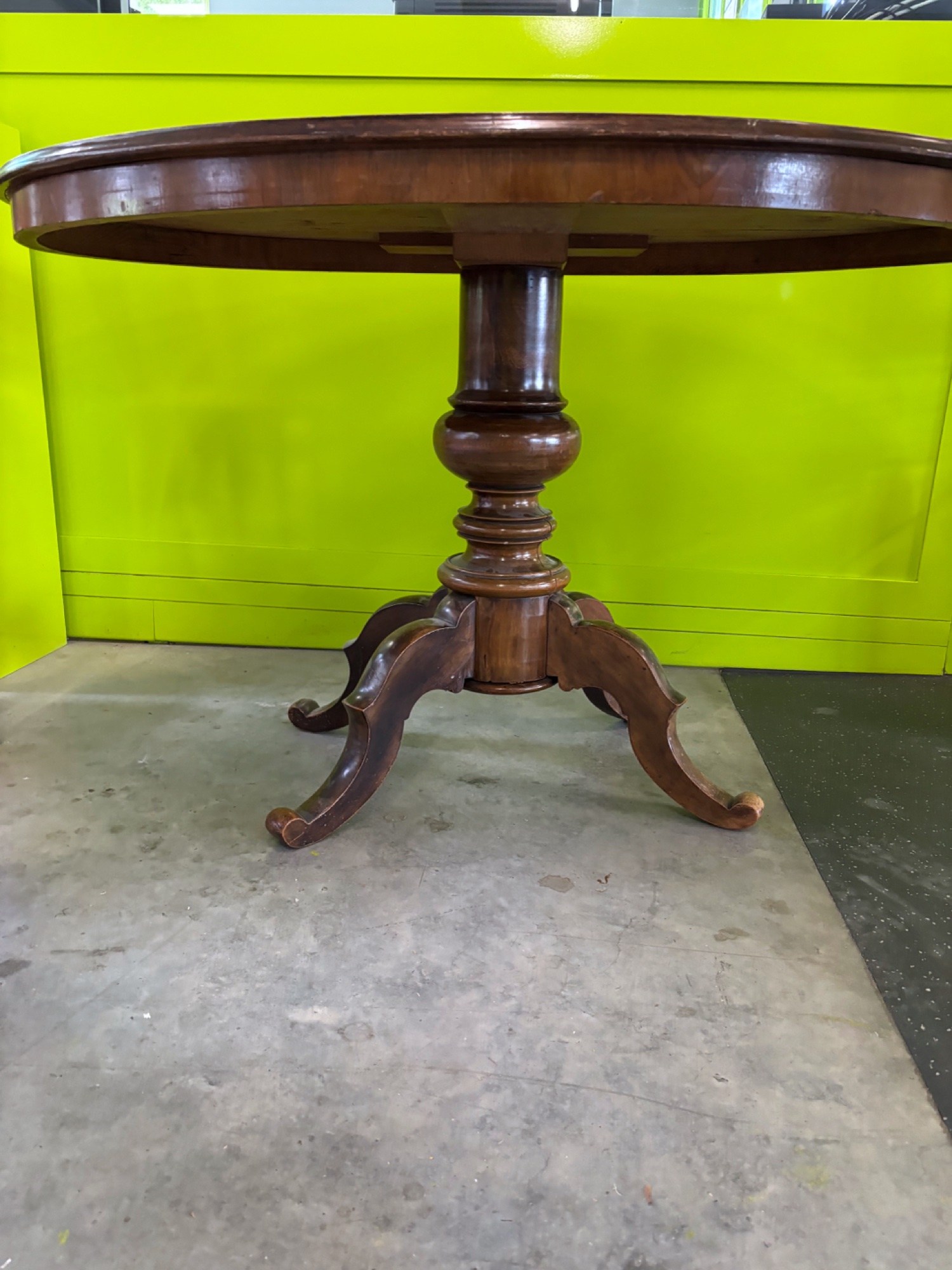 Ovaler Salontisch aus Holz, antik – Bild 2