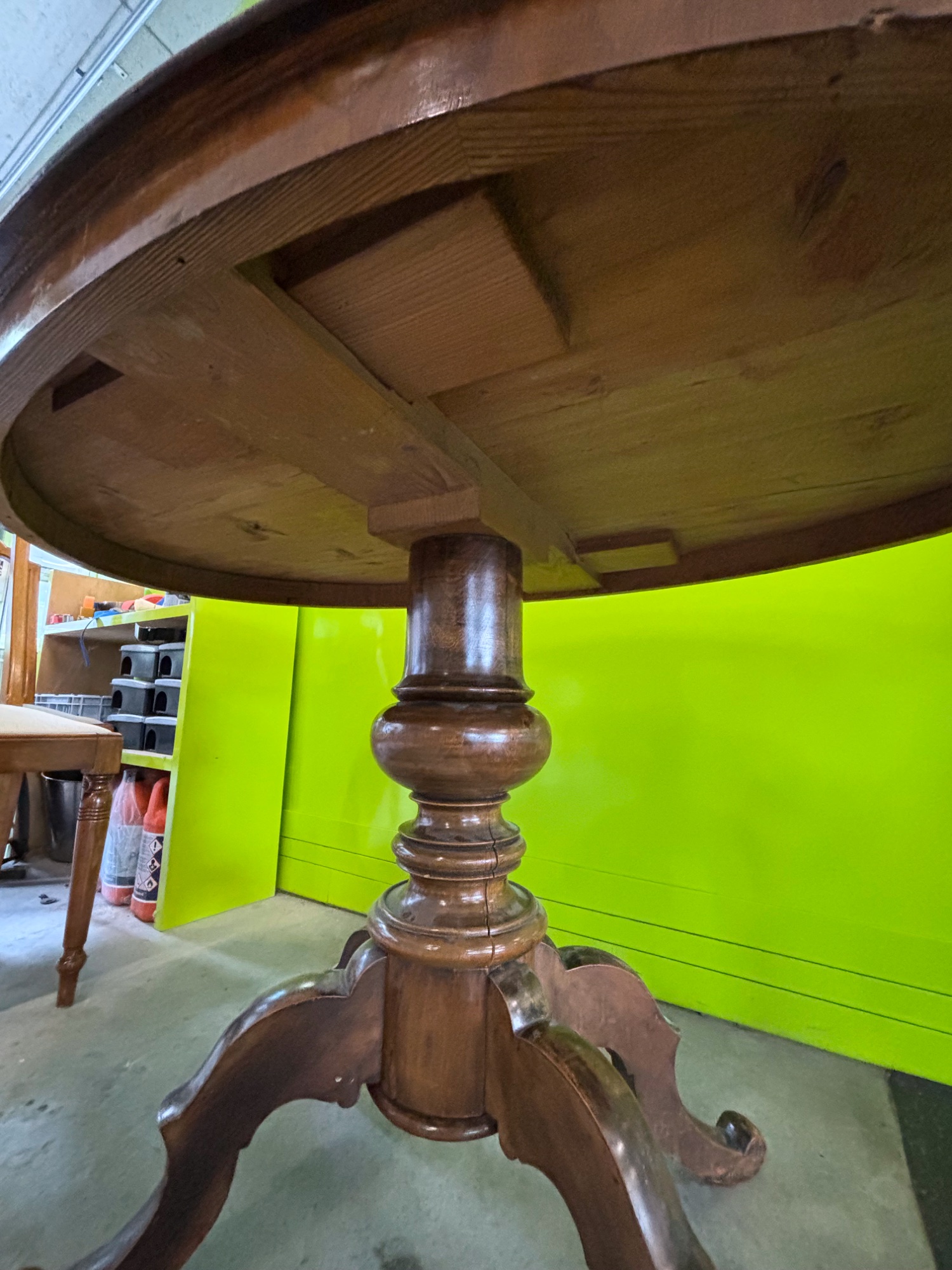 Ovaler Salontisch aus Holz, antik – Bild 4