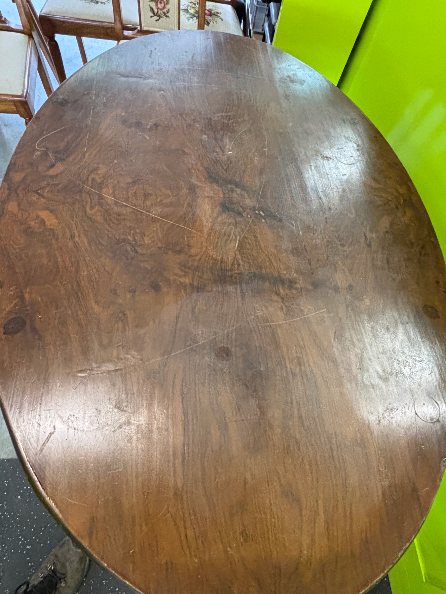 Ovaler Salontisch aus Holz, antik – Bild 5