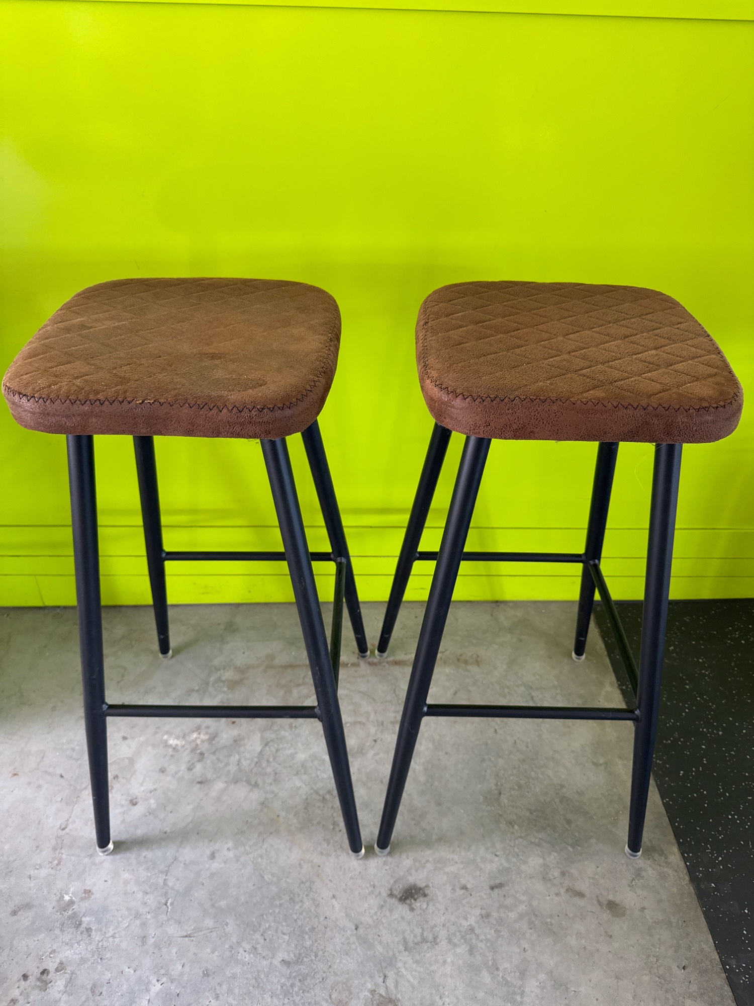 2 Barhocker mit braunem Wildlederlook-Sitz