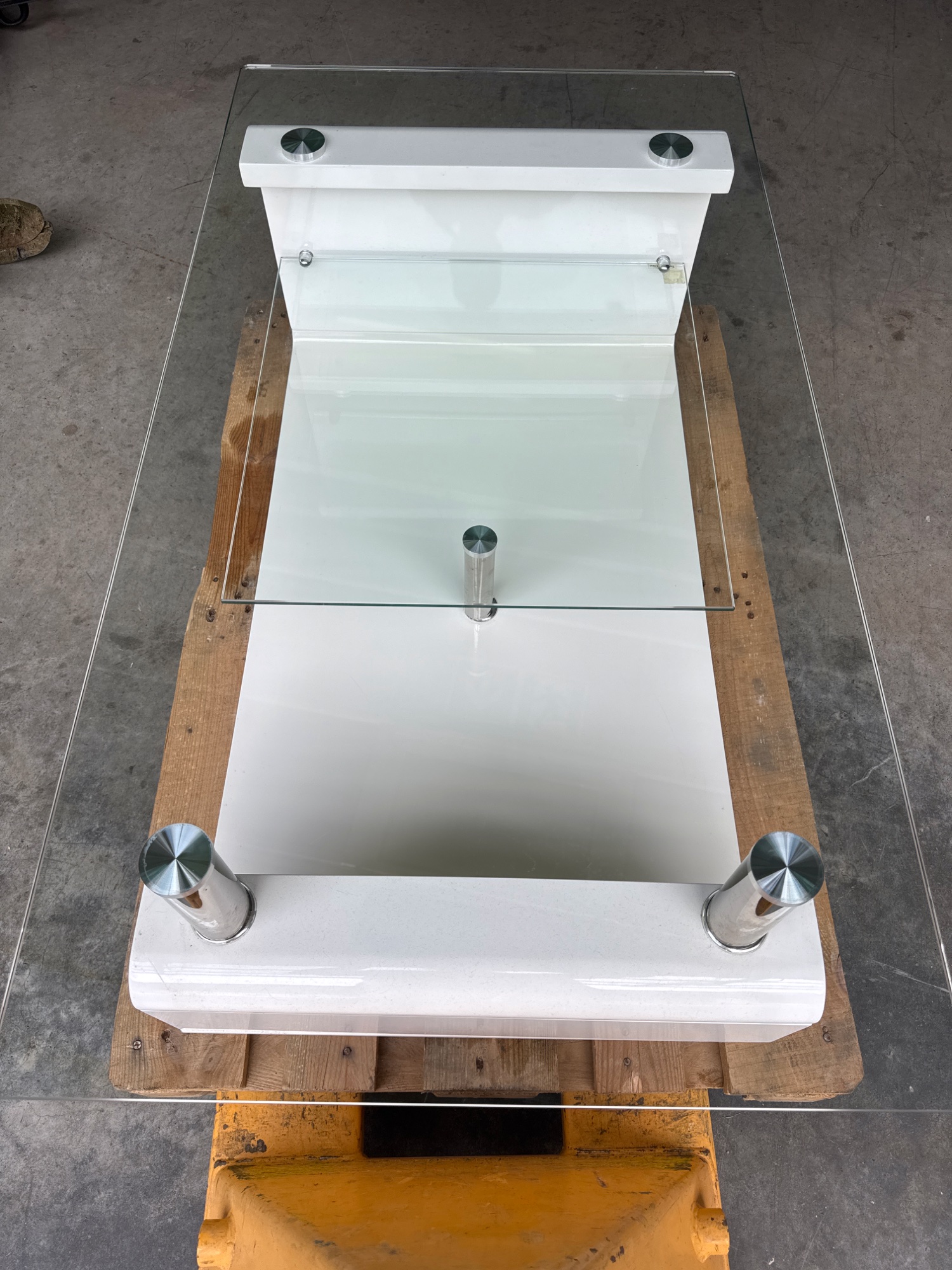 Couchtisch weiss hochglanz mit Glasplatte