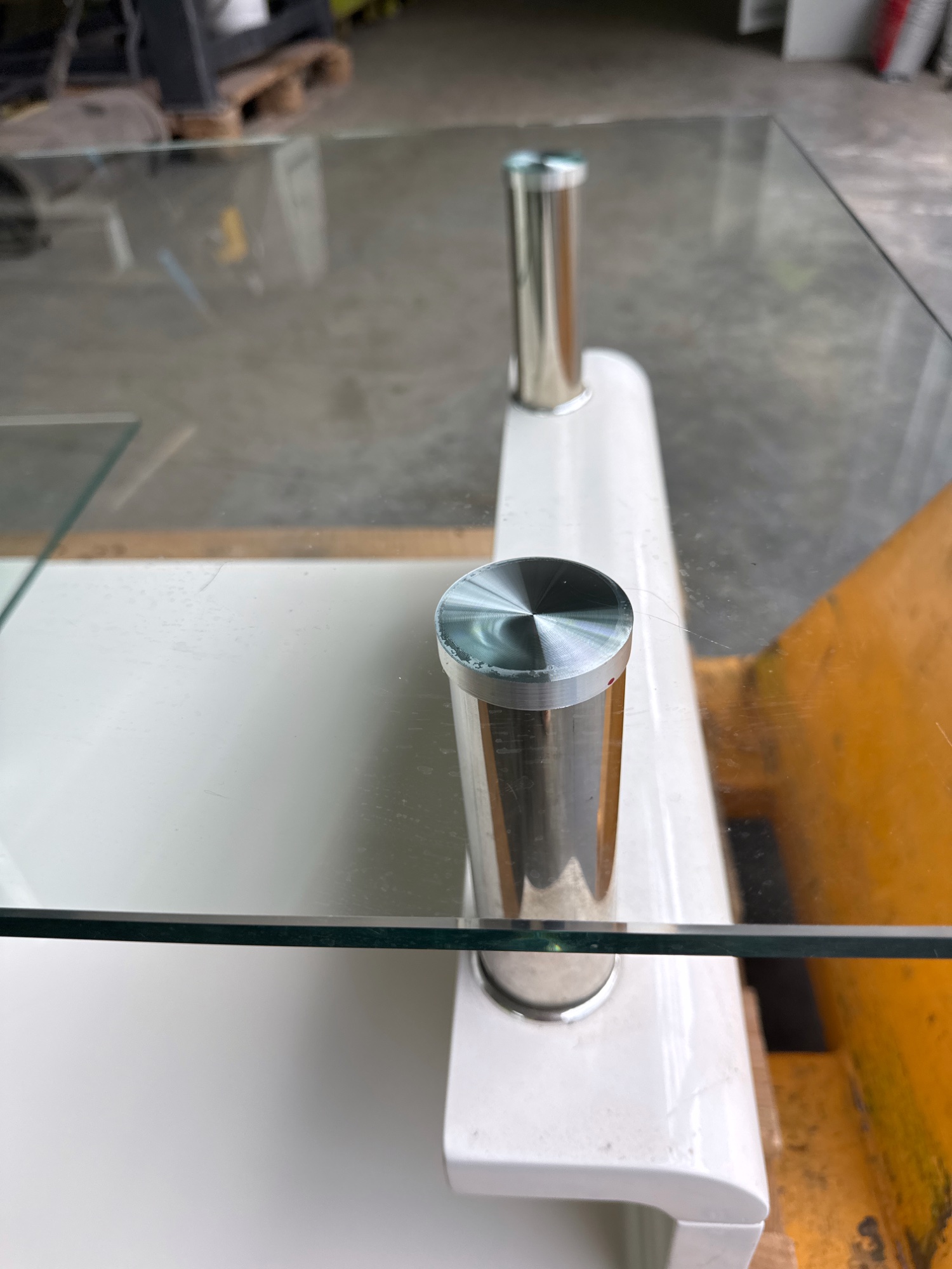 Couchtisch weiss hochglanz mit Glasplatte – Bild 3