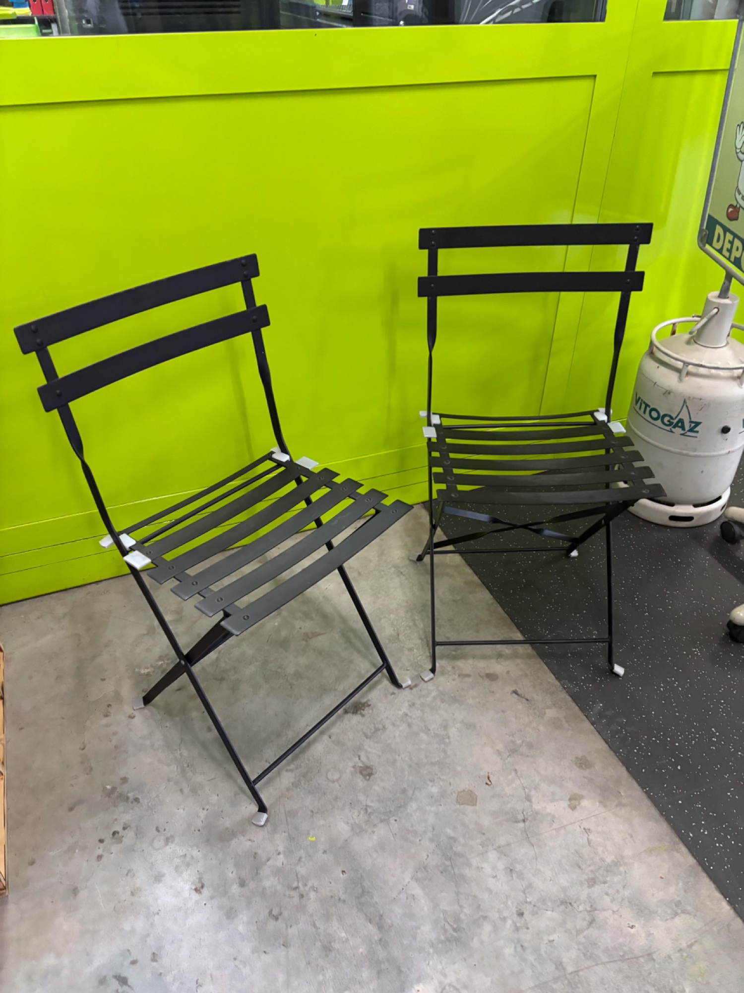 2 Klappstühle aus Metall, schwarz (Bistrostühle)