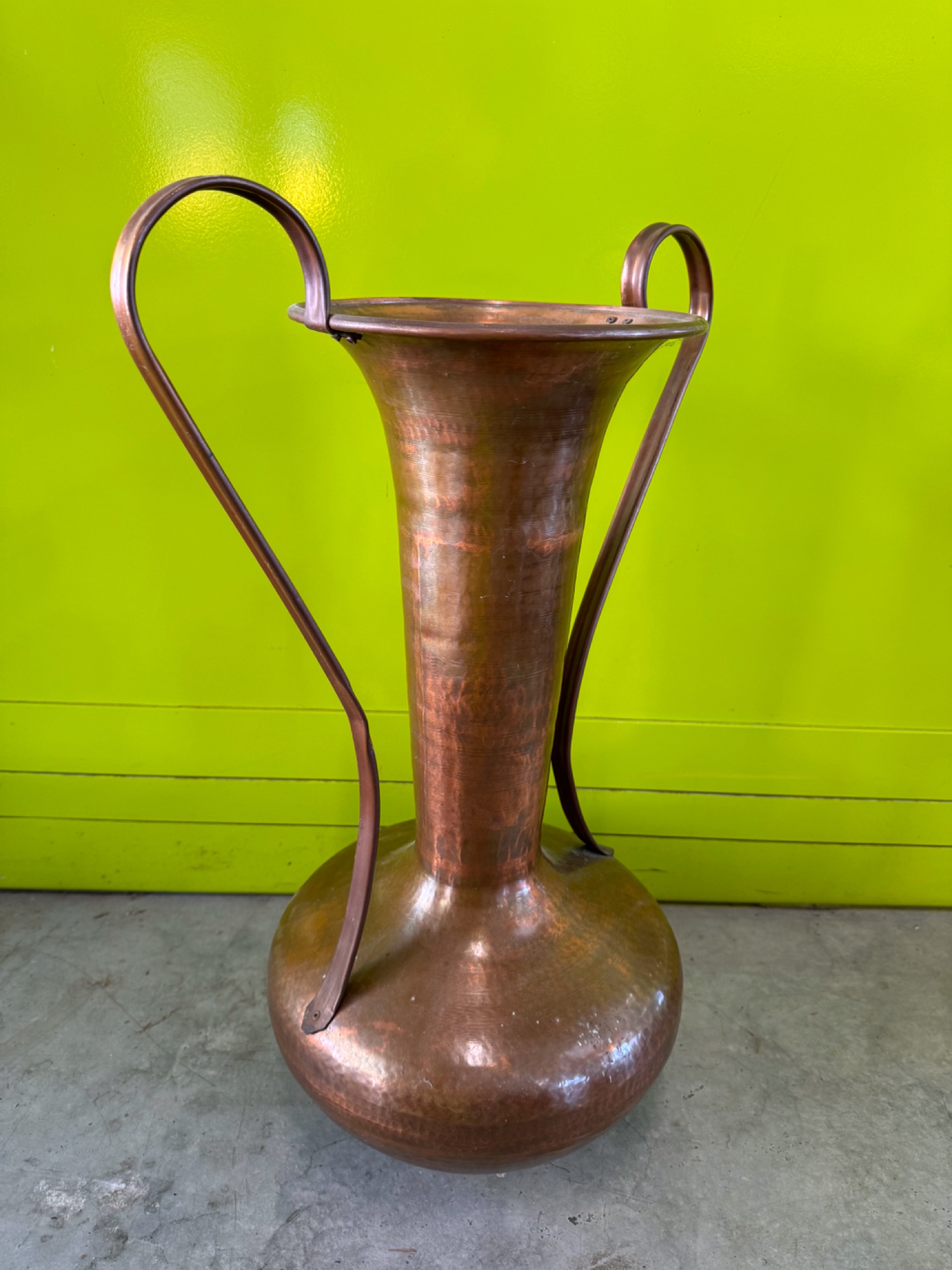Grosse Kupfervase mit zwei Henkeln, 63.5 cm – Bild 2