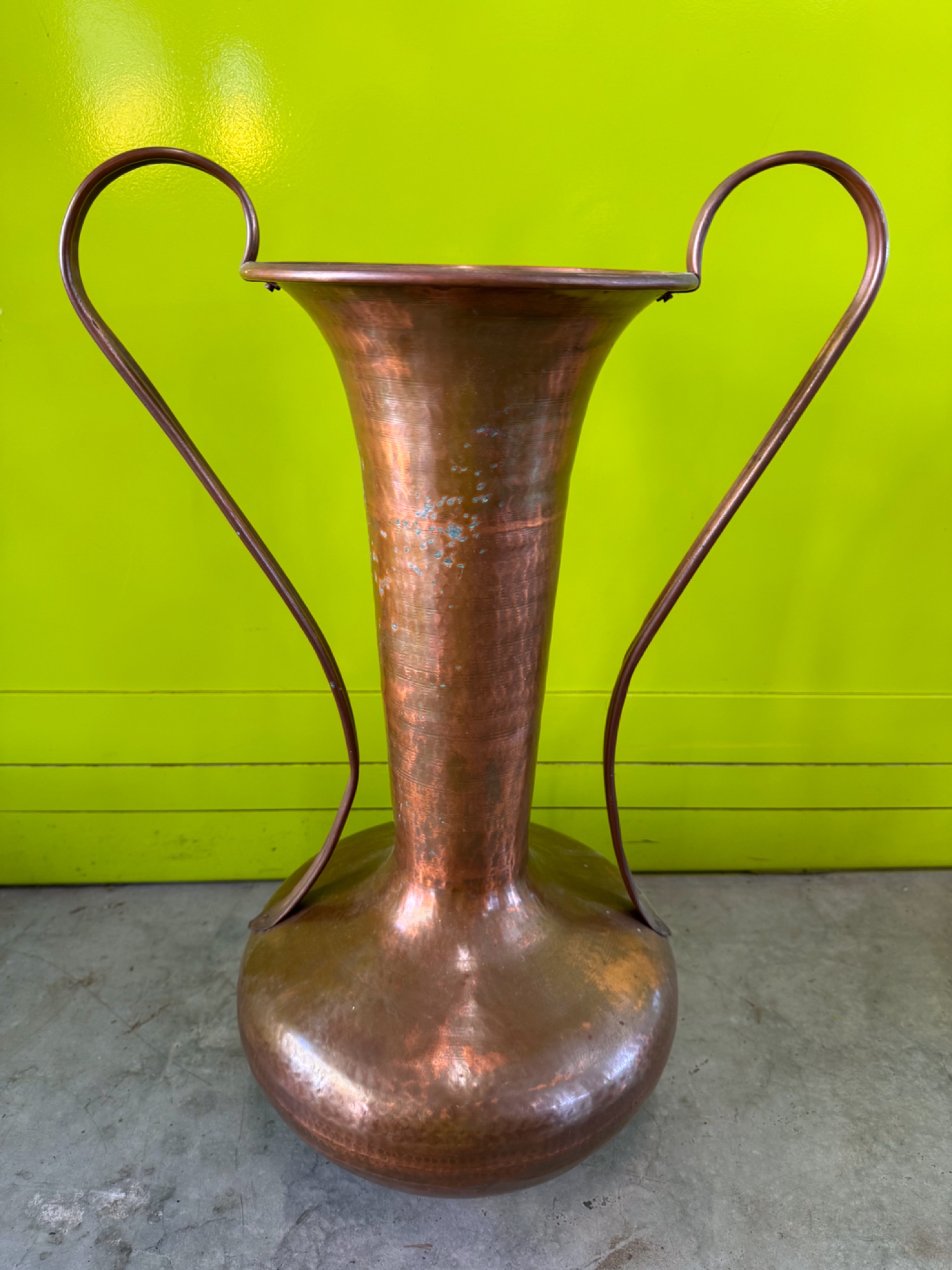 Grosse Kupfervase mit zwei Henkeln, 63.5 cm – Bild 3