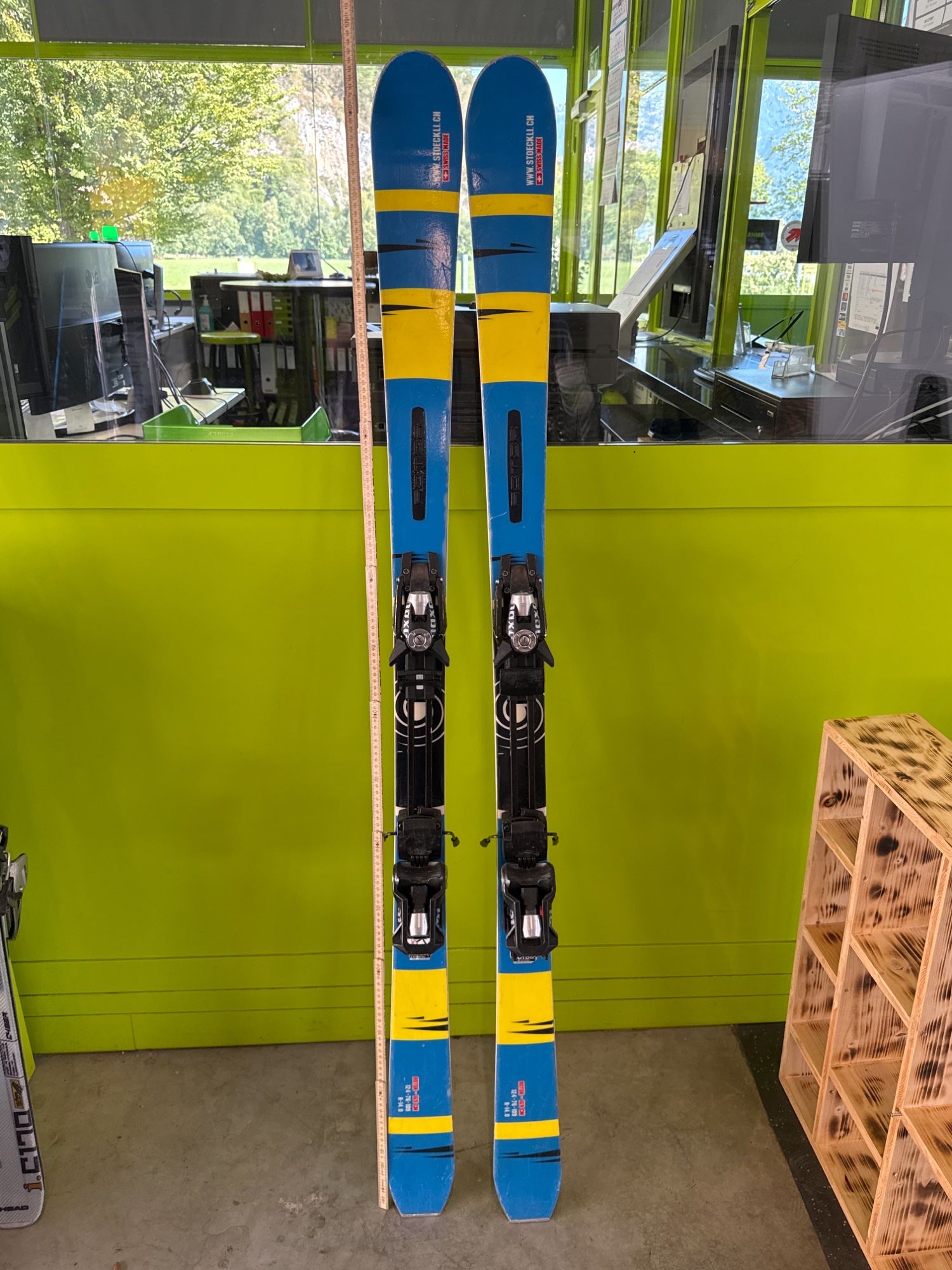 Stöckli Ski blau/gelb mit Bindung, ca. 170 cm