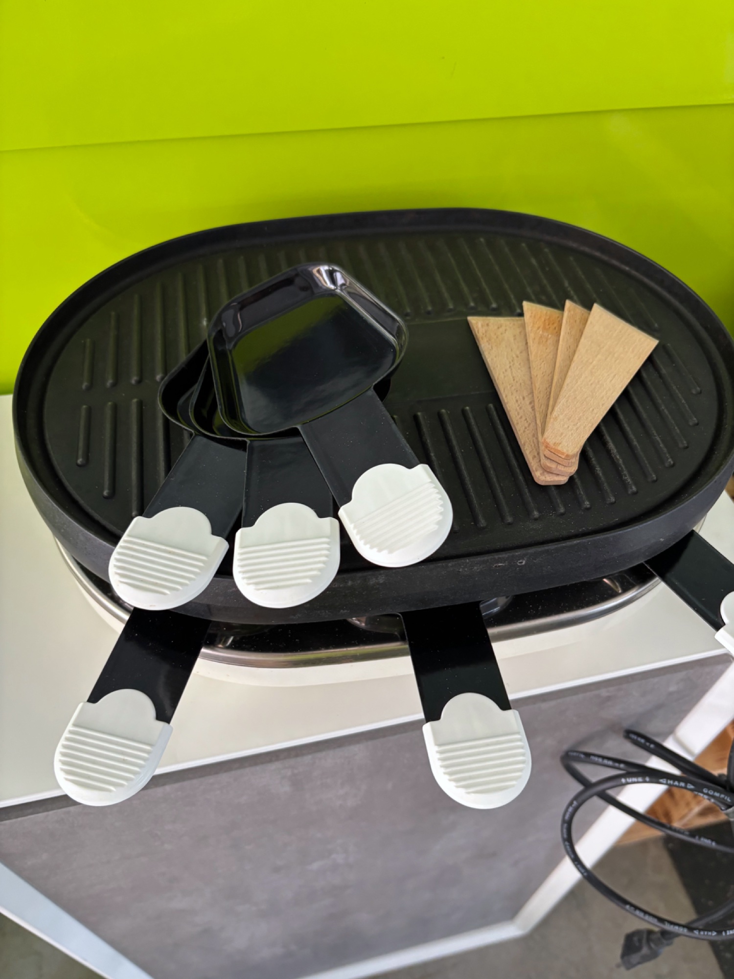 Raclette-Ofen für 6 Personen mit Grillplatte – Bild 2