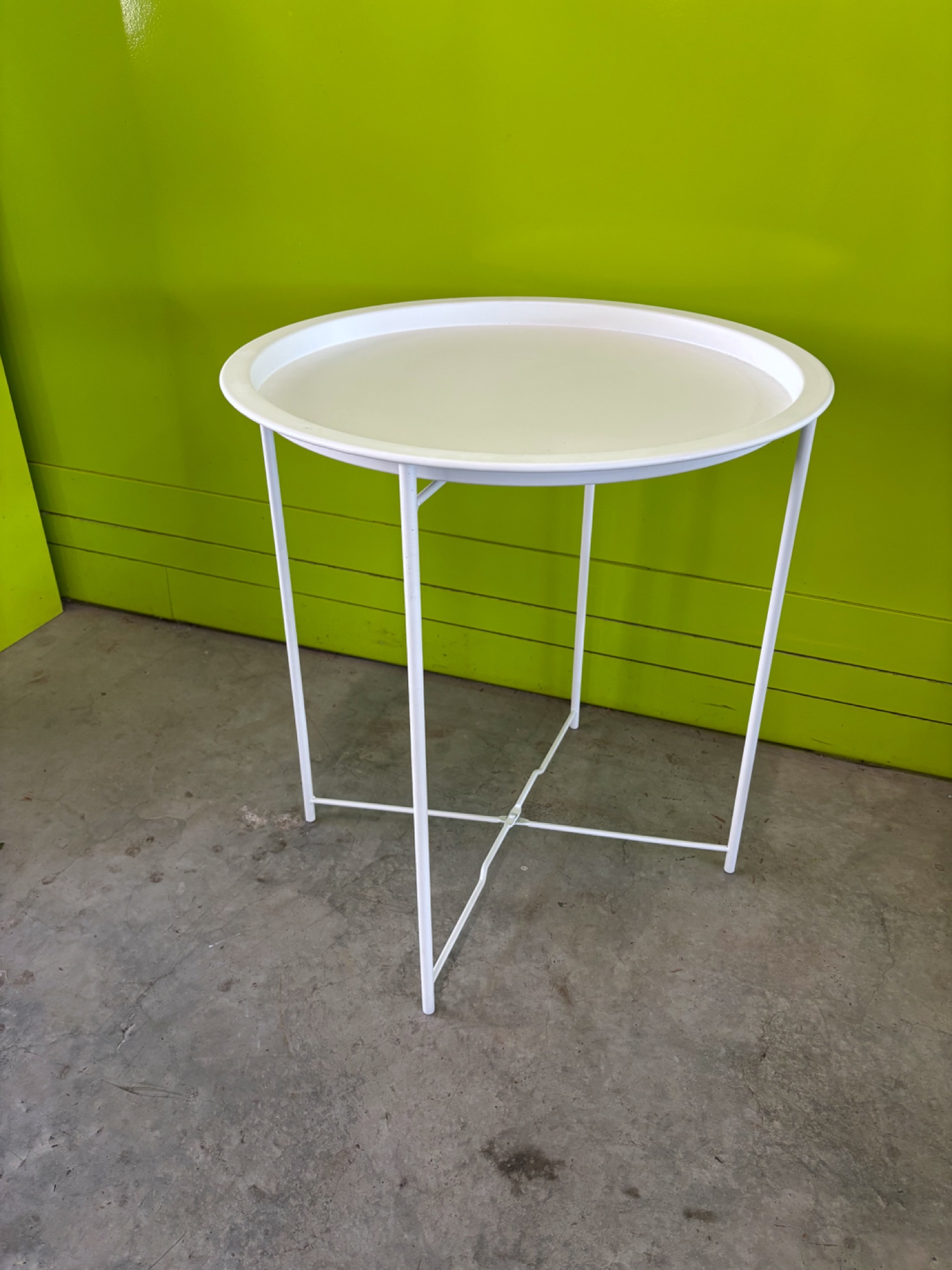 Beistelltisch rund mit abnehmbarer Tablettplatte, weiss