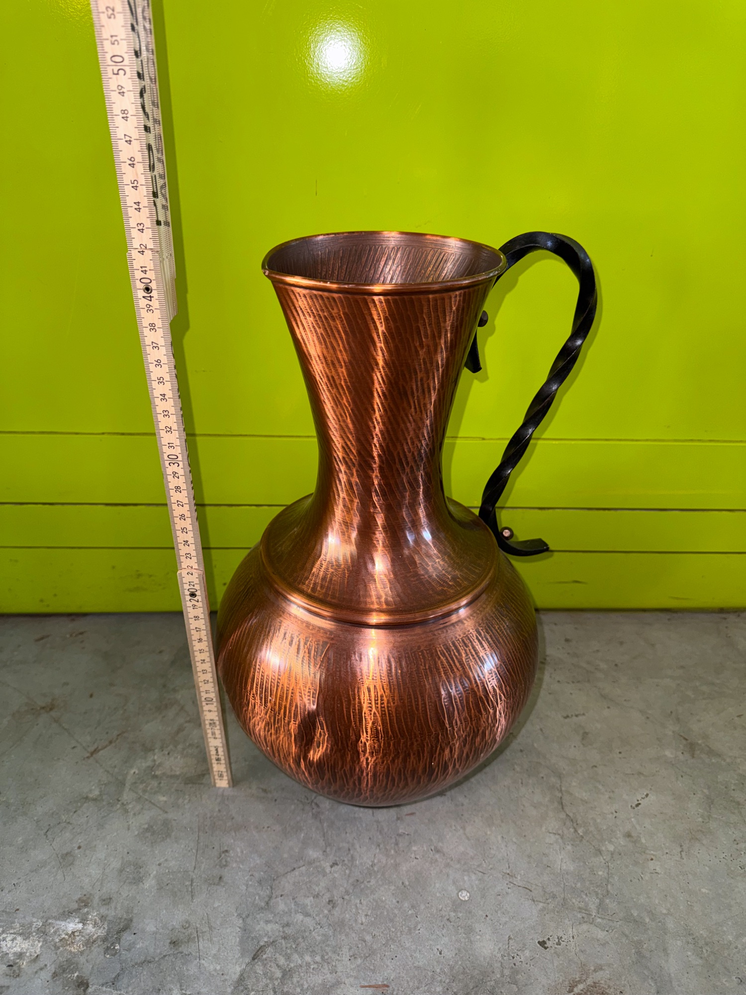 Kupfervase mit geschmiedetem Henkel, ca. 41 cm