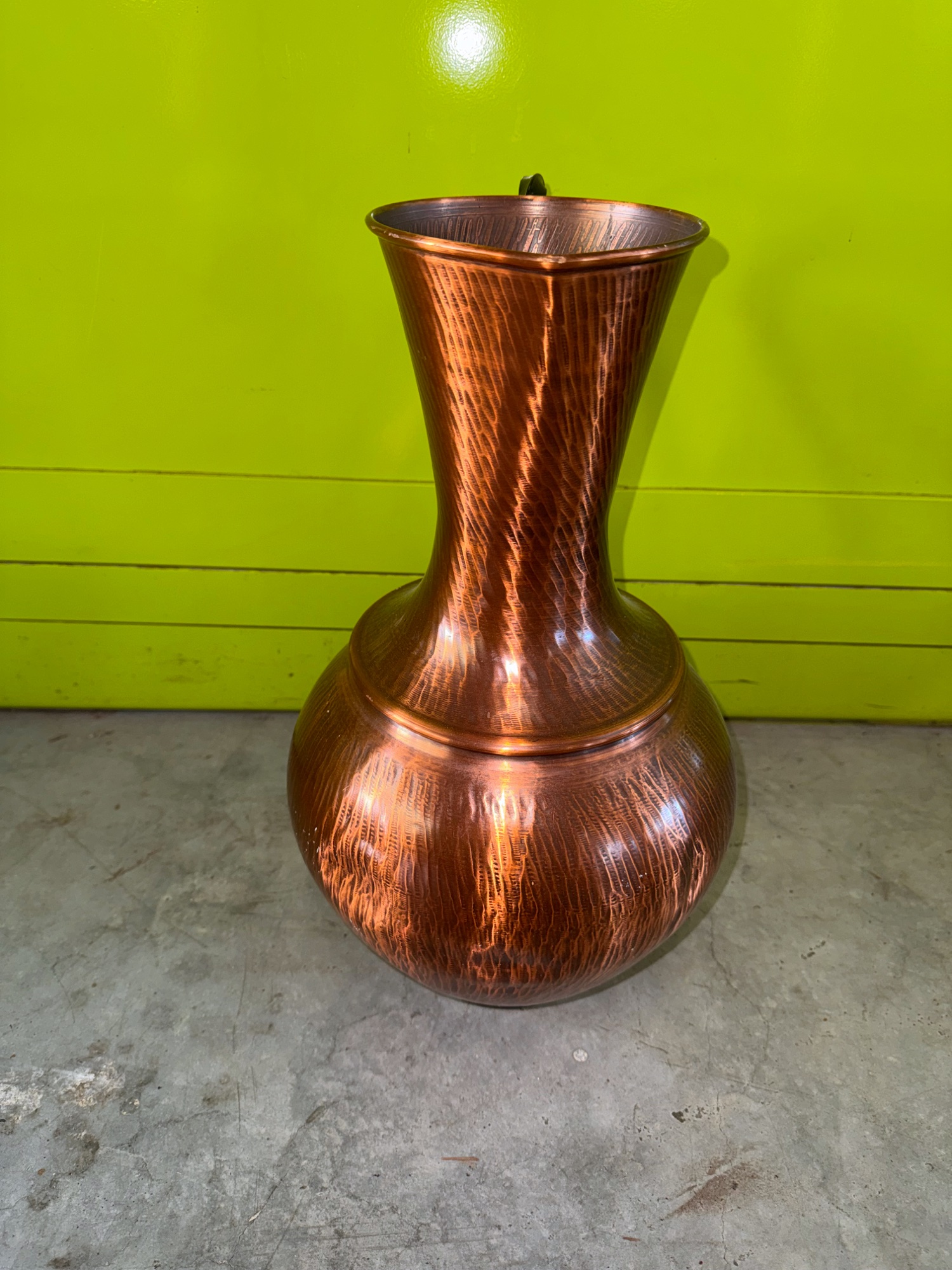 Kupfervase mit geschmiedetem Henkel, ca. 41 cm – Bild 2