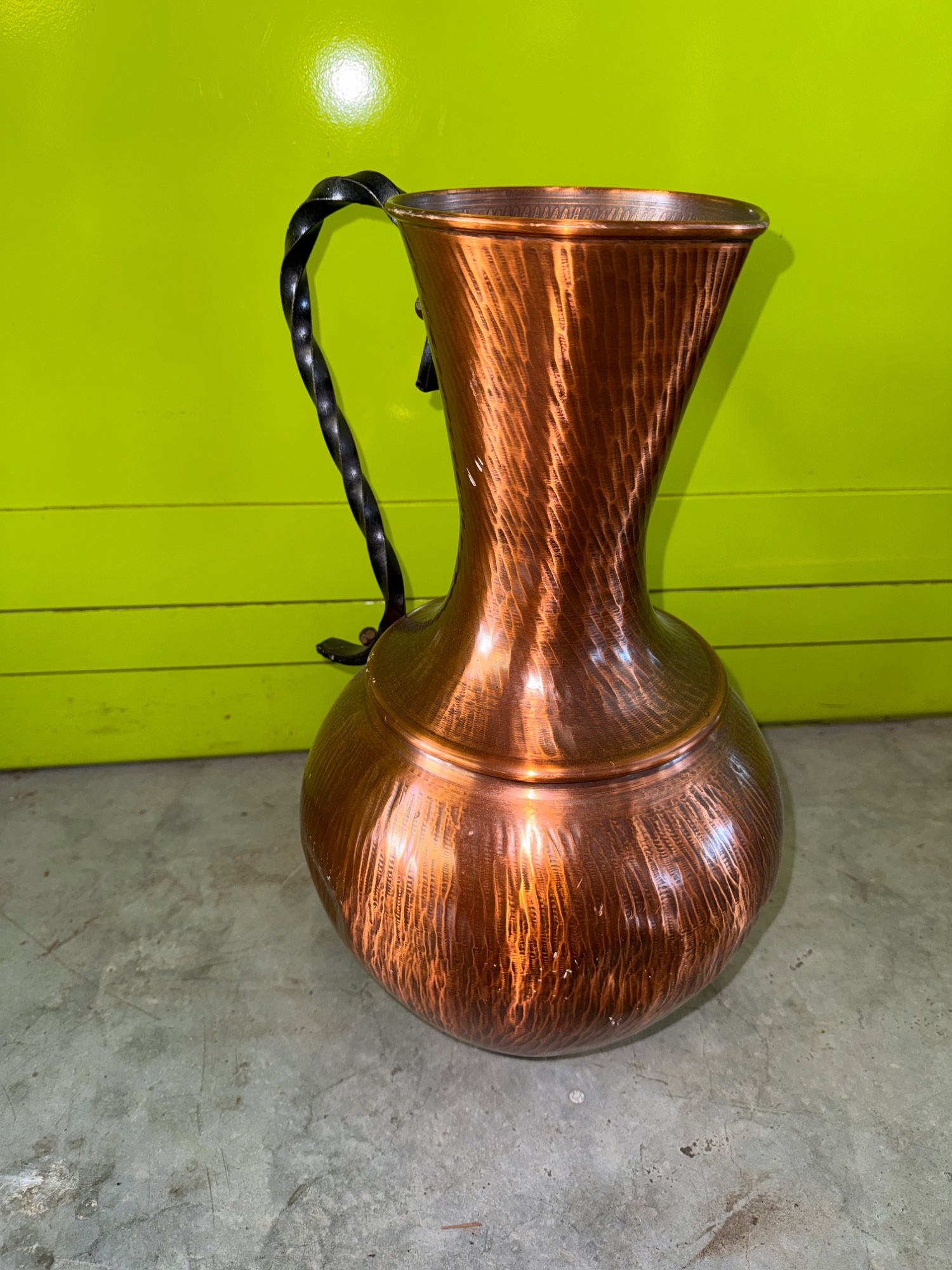 Kupfervase mit geschmiedetem Henkel, ca. 41 cm – Bild 3