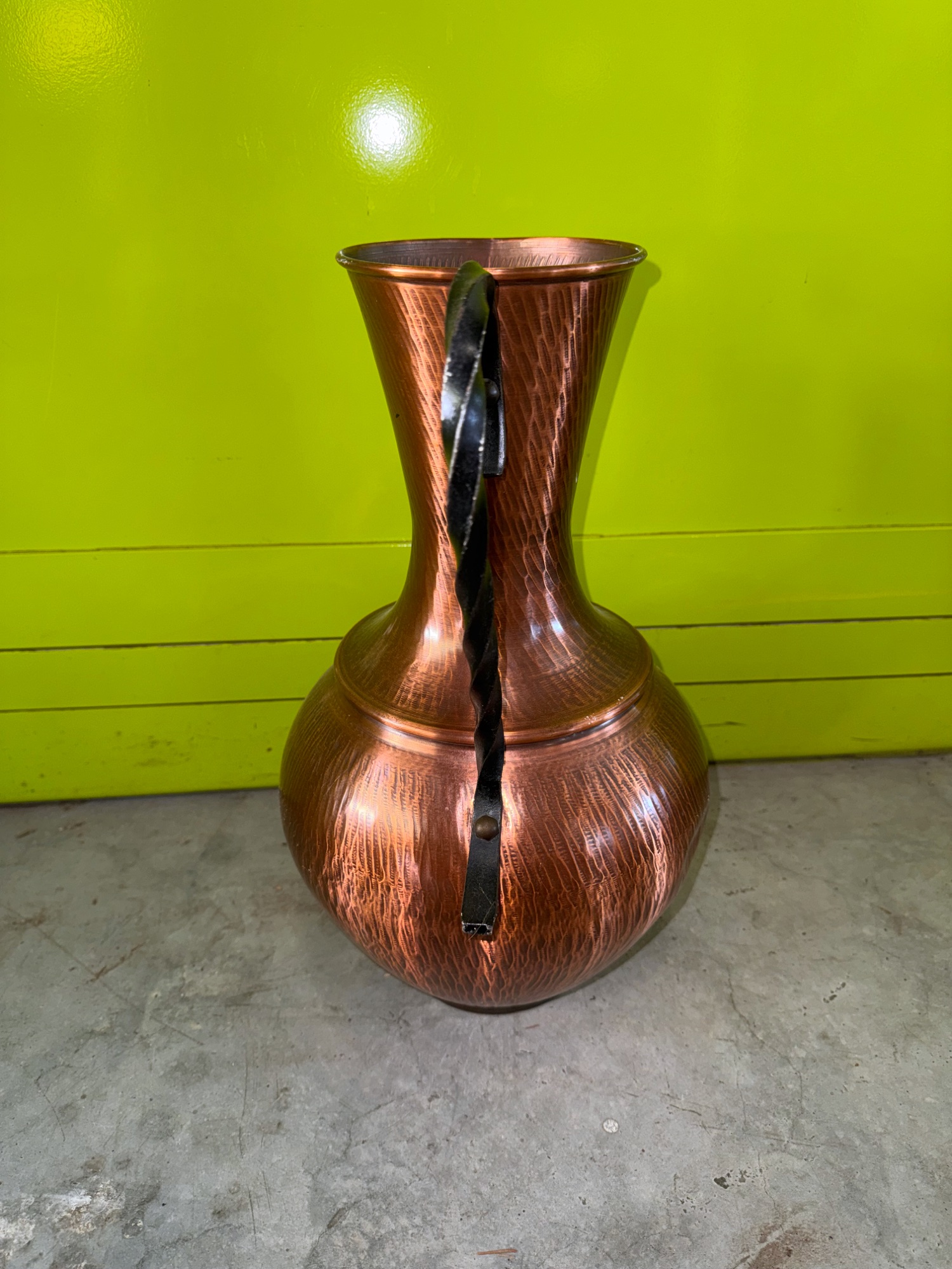 Kupfervase mit geschmiedetem Henkel, ca. 41 cm – Bild 4