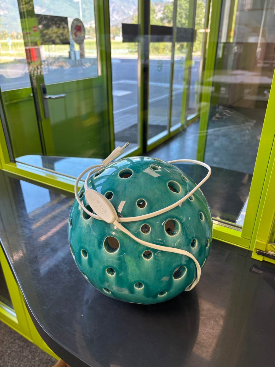 Keramik Kugellampe Türkis, 23 cm, Lochdesign – Bild 3