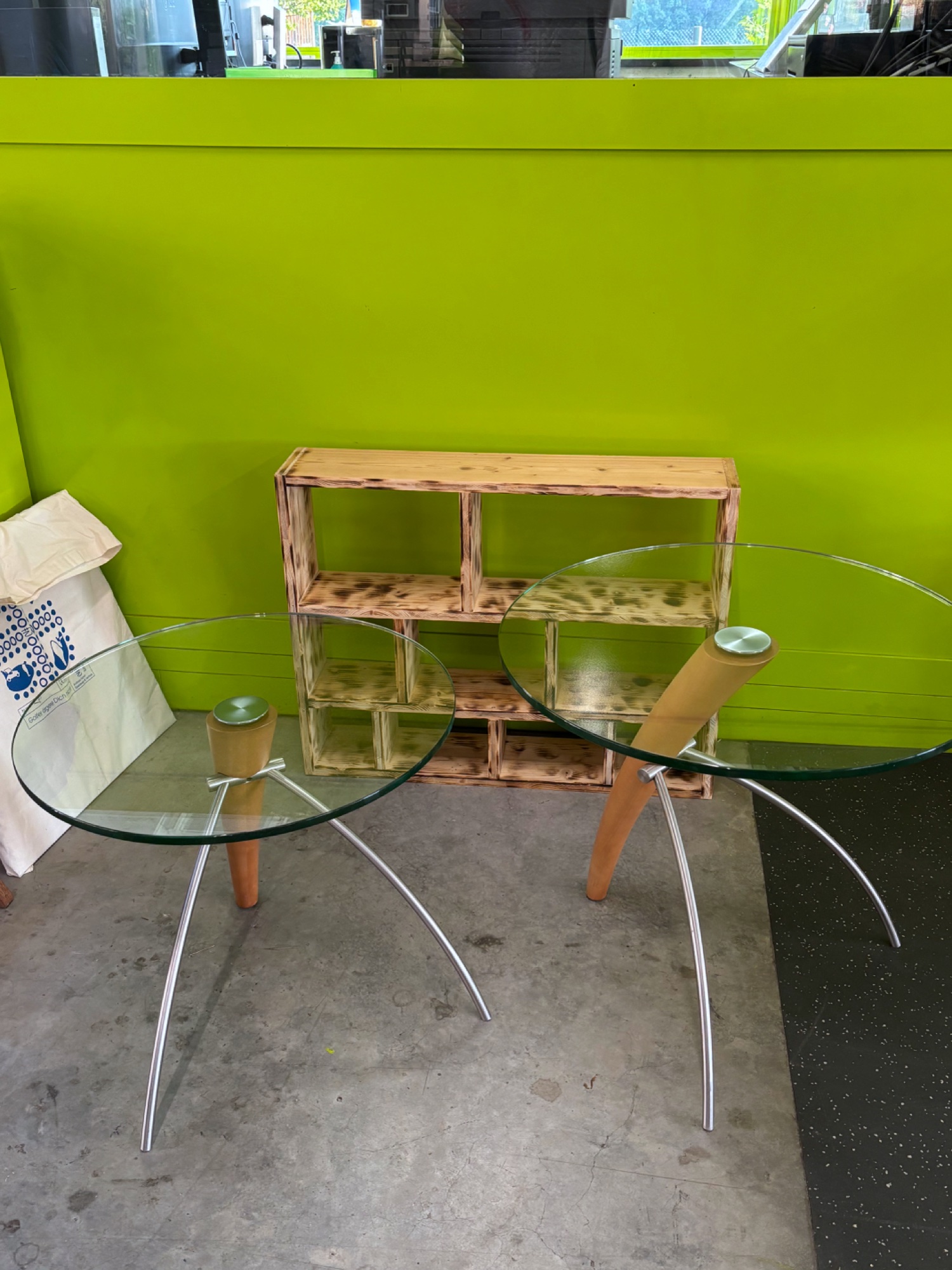 2 runde Beistelltische Glas mit Holz und Chrom – Bild 1