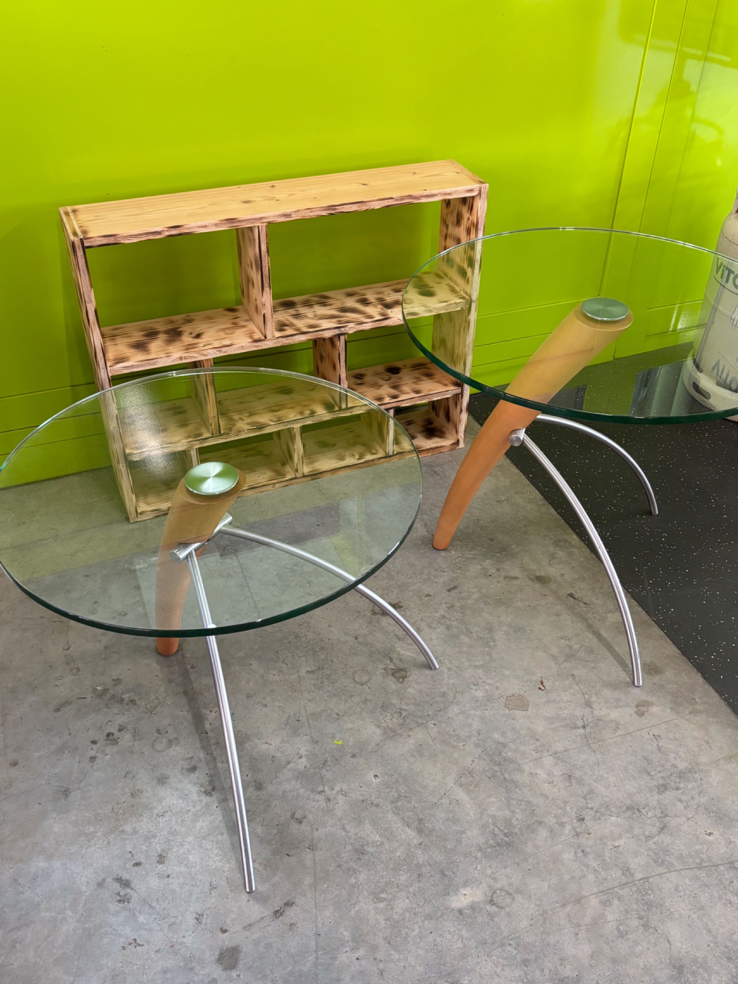 2 runde Beistelltische Glas mit Holz und Chrom – Bild 2