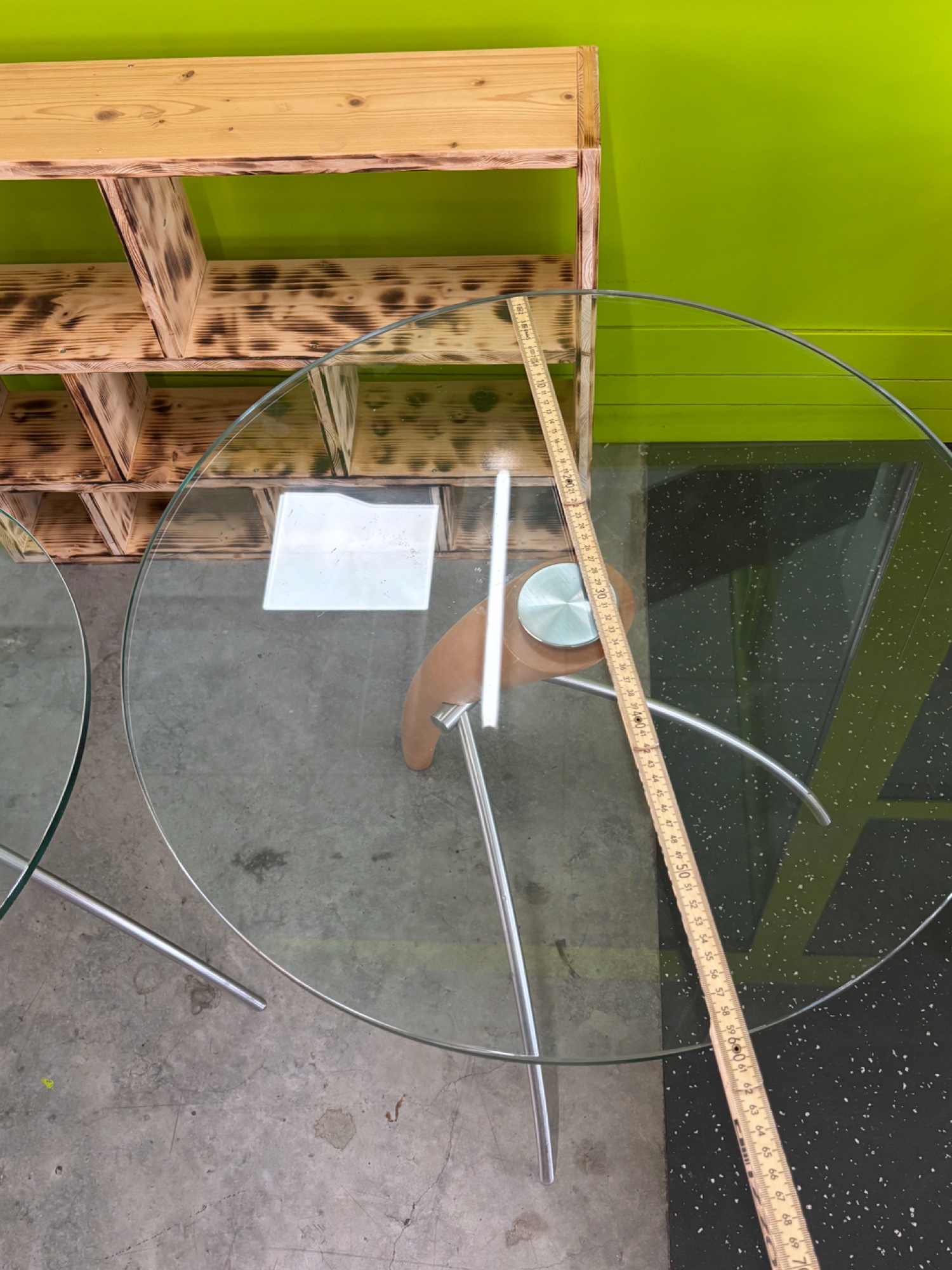 2 runde Beistelltische Glas mit Holz und Chrom – Bild 3