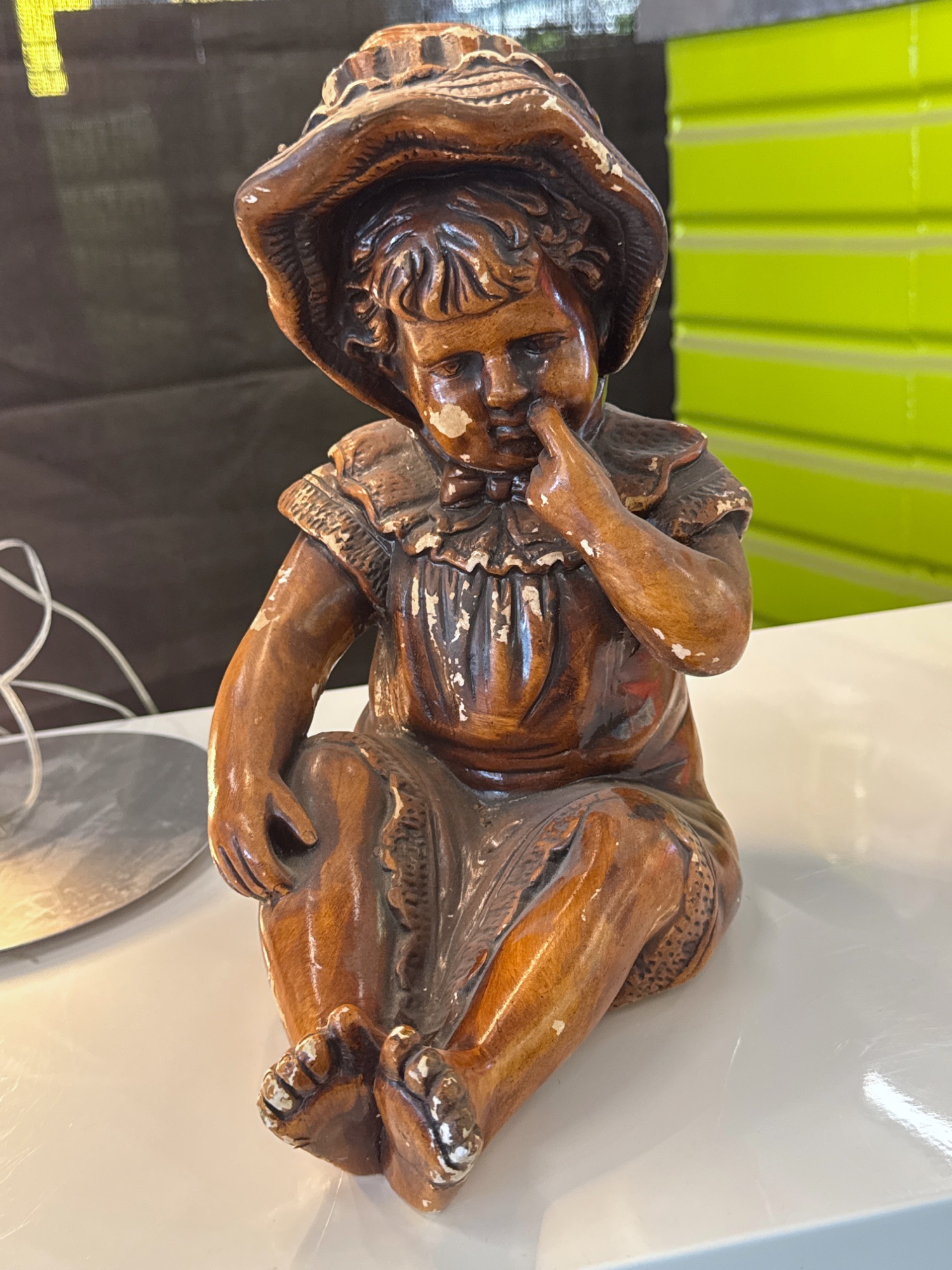 Figurenpaar sitzende Kinder mit Hut, Keramik