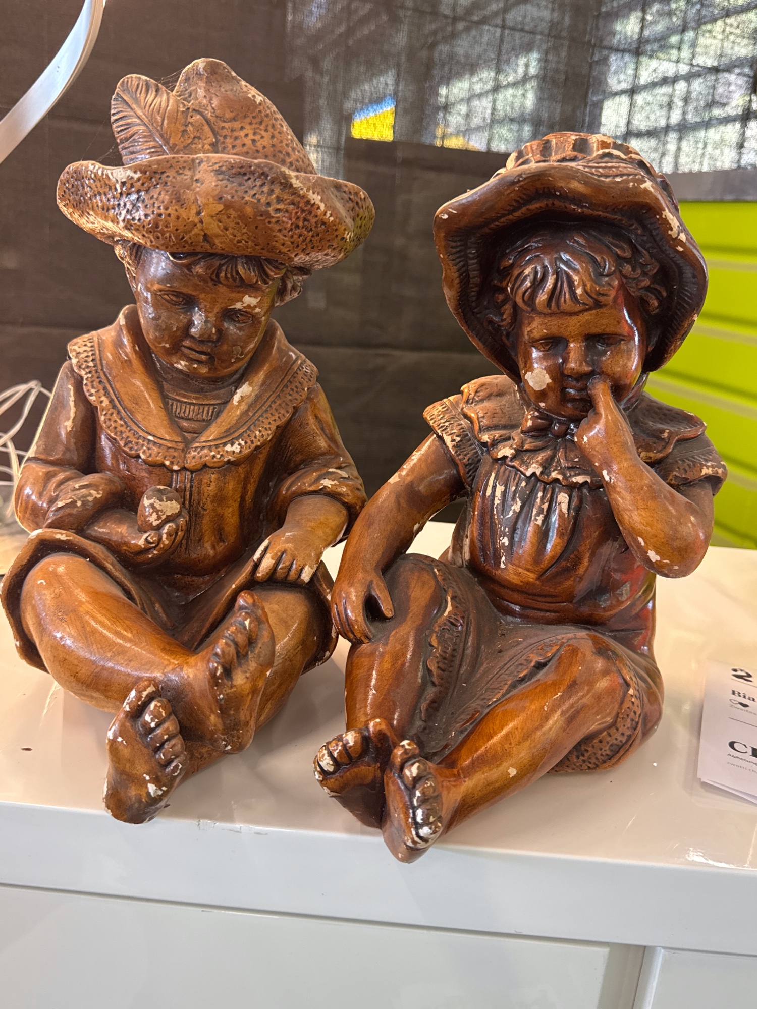 Figurenpaar sitzende Kinder mit Hut, Keramik – Bild 2