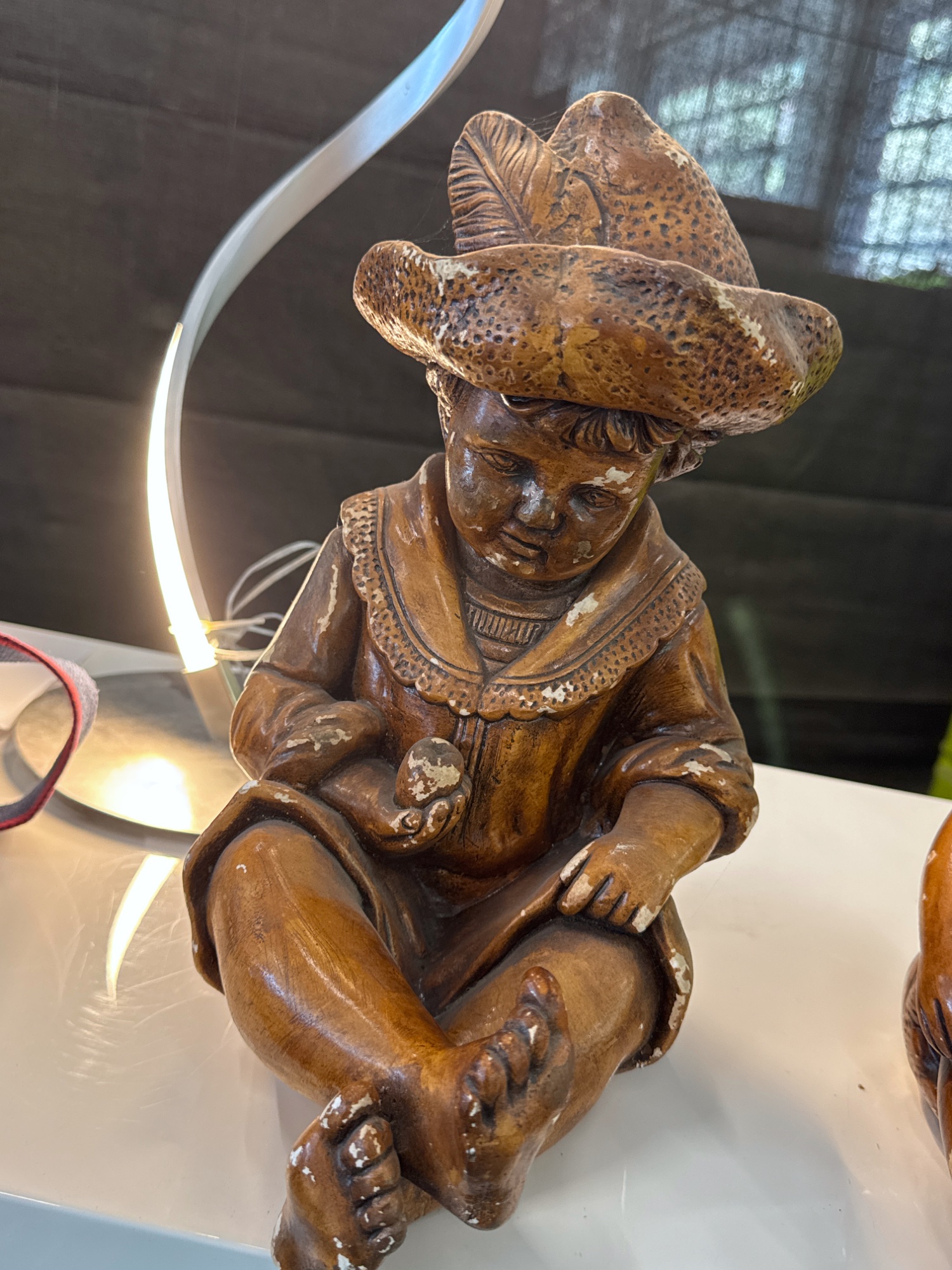 Figurenpaar sitzende Kinder mit Hut, Keramik – Bild 3