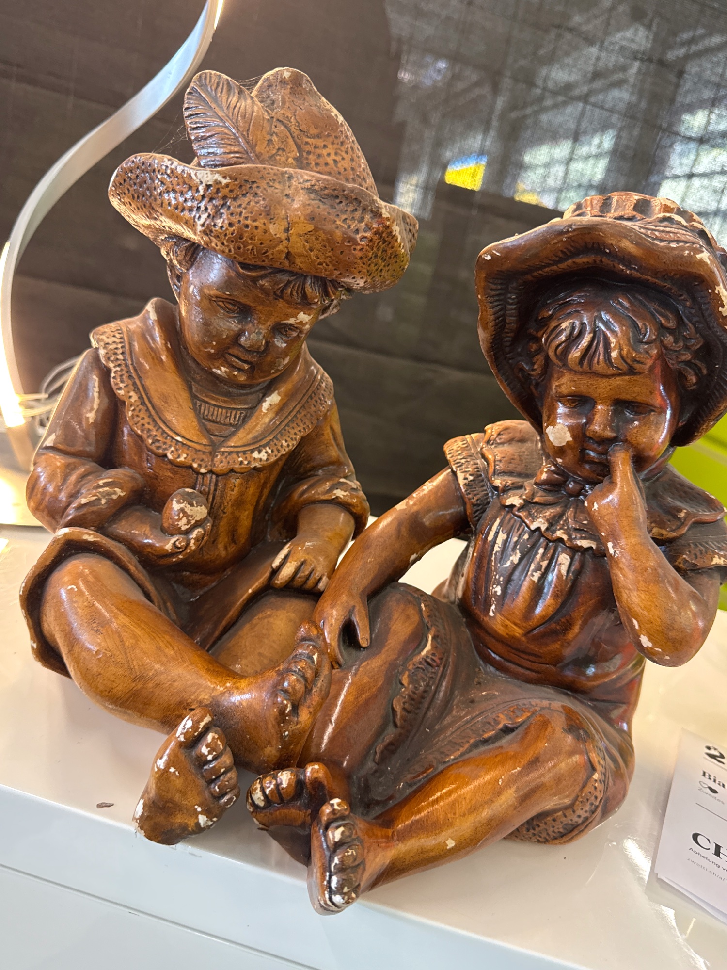Figurenpaar sitzende Kinder mit Hut, Keramik – Bild 4