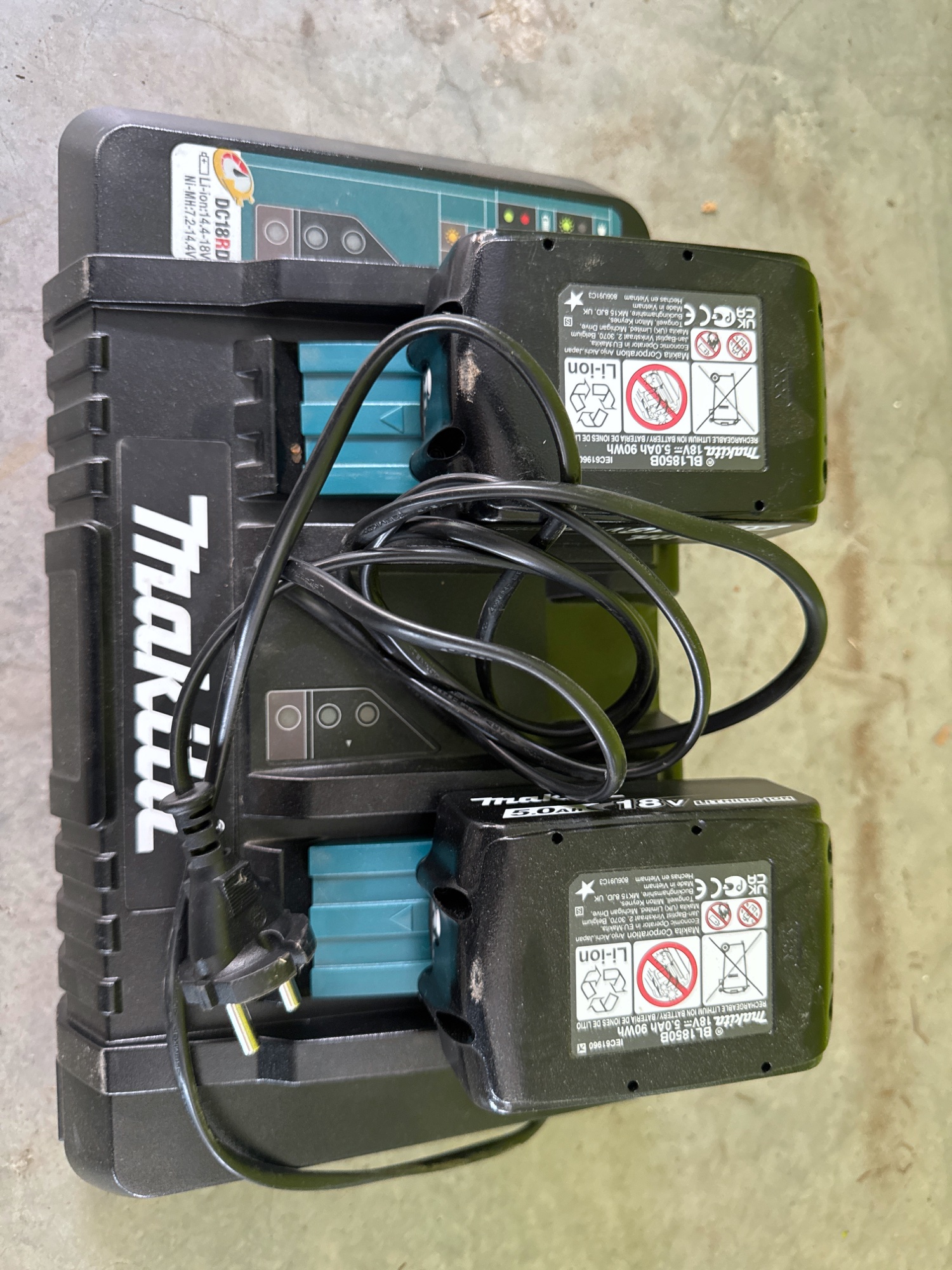 Makita DC18RD Doppel-Ladegerät mit 2 Akkus 18V 5.0Ah