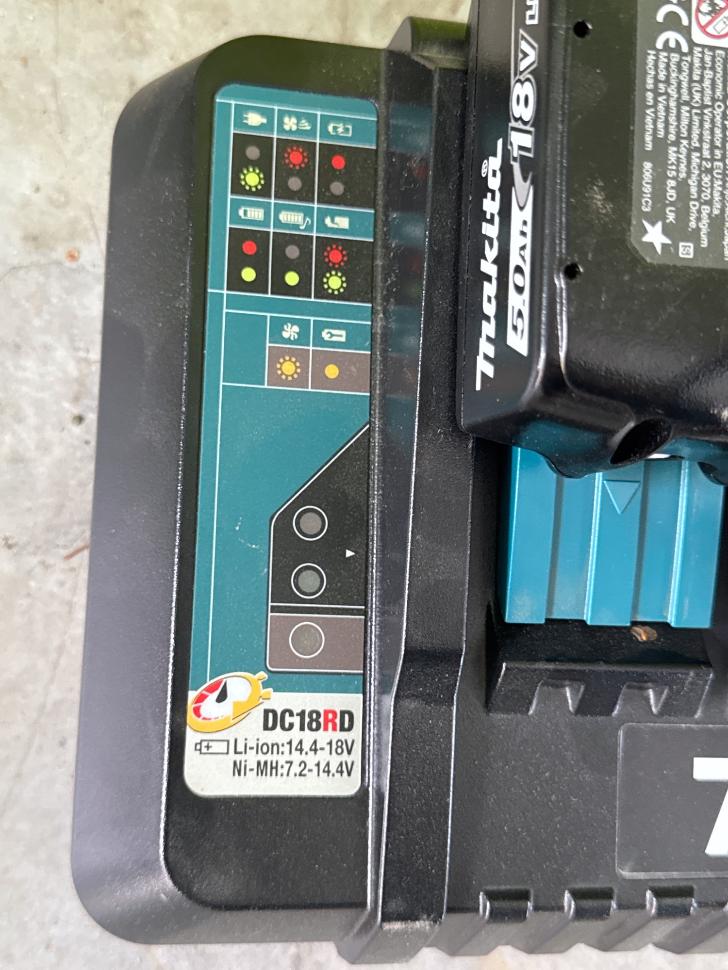 Makita DC18RD Doppel-Ladegerät mit 2 Akkus 18V 5.0Ah – Bild 2