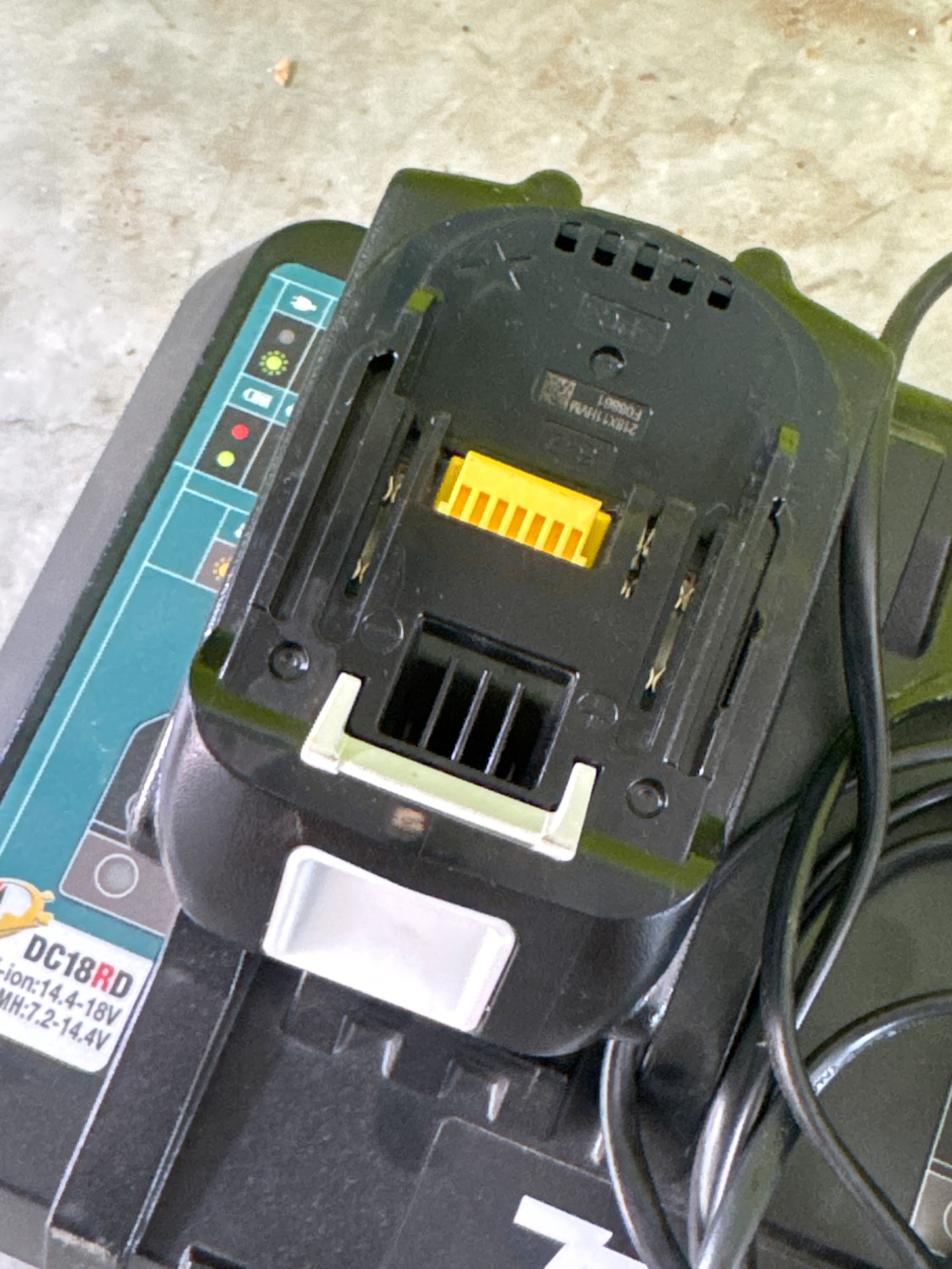 Makita DC18RD Doppel-Ladegerät mit 2 Akkus 18V 5.0Ah – Bild 3