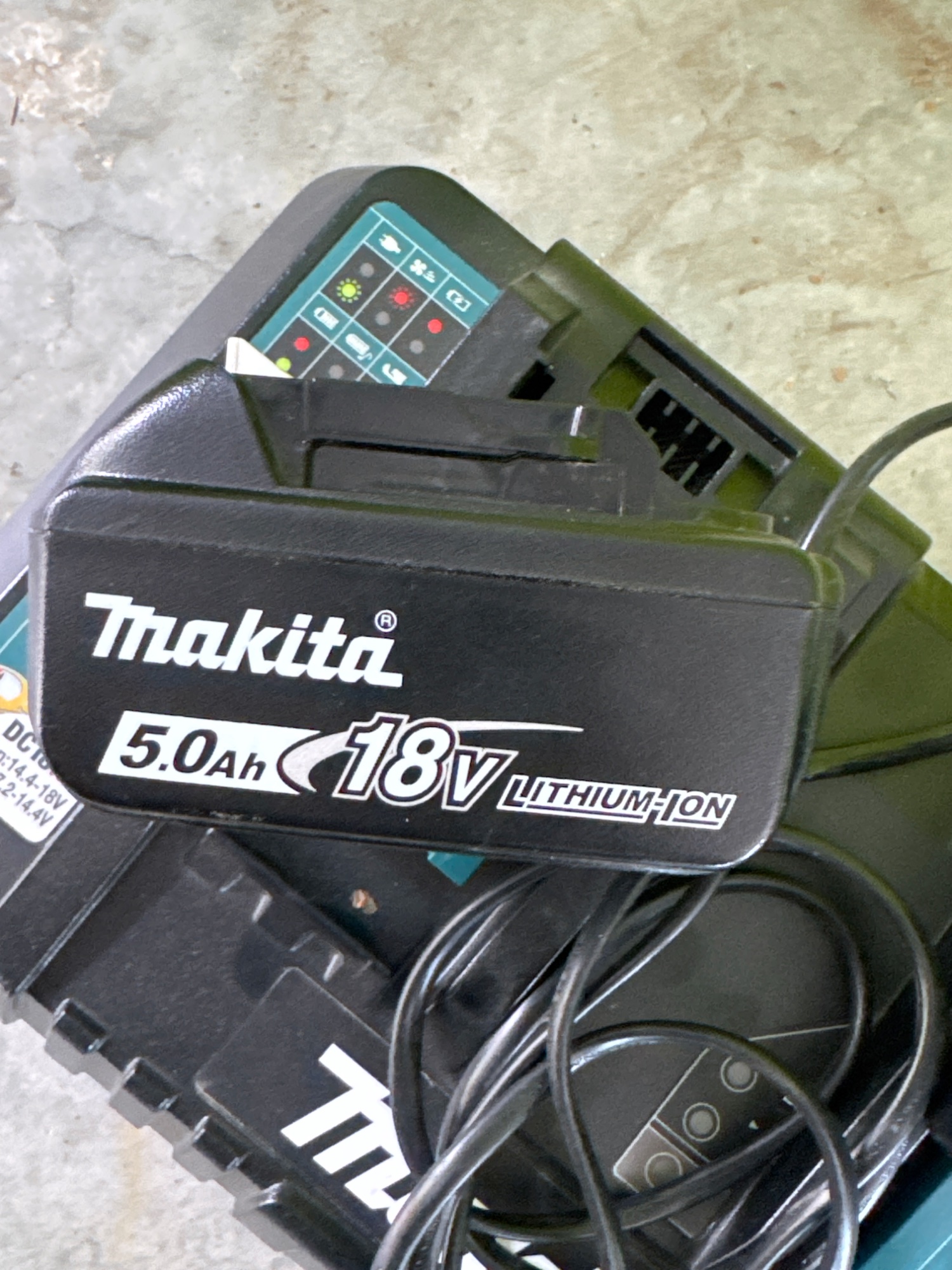 Makita DC18RD Doppel-Ladegerät mit 2 Akkus 18V 5.0Ah – Bild 5