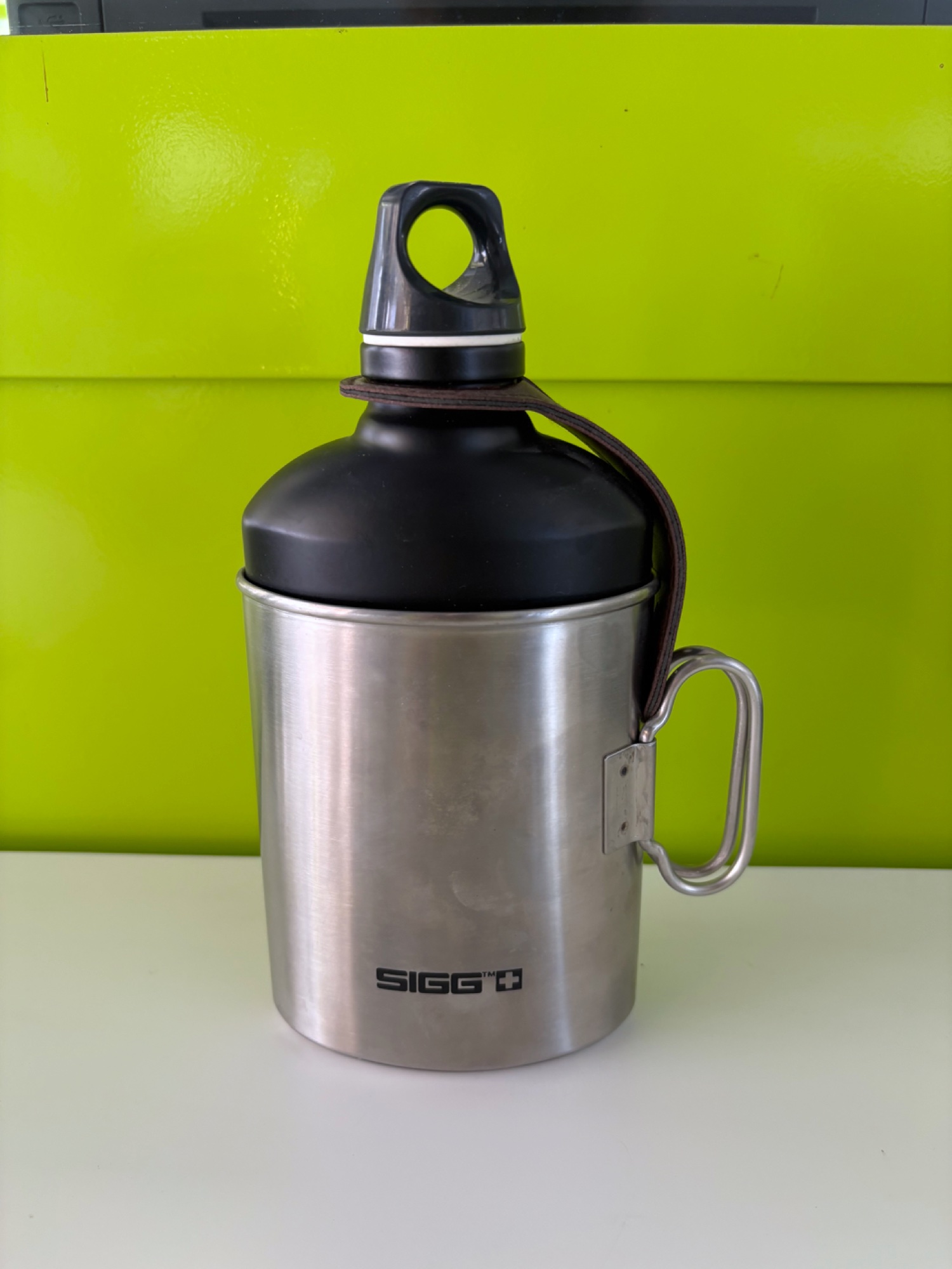 SIGG Feldflasche mit Becher und Lederriemen