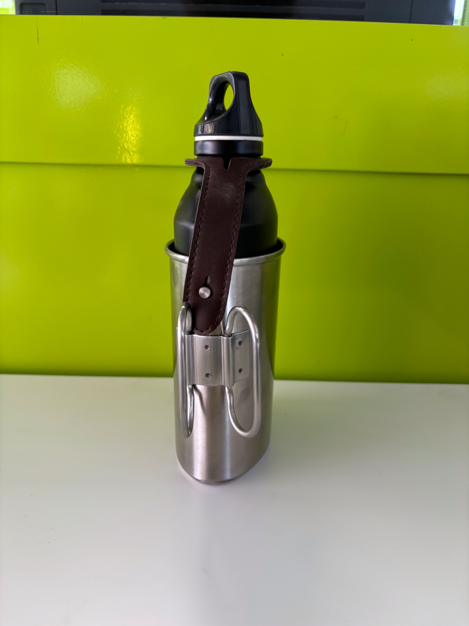 SIGG Feldflasche mit Becher und Lederriemen – Bild 2