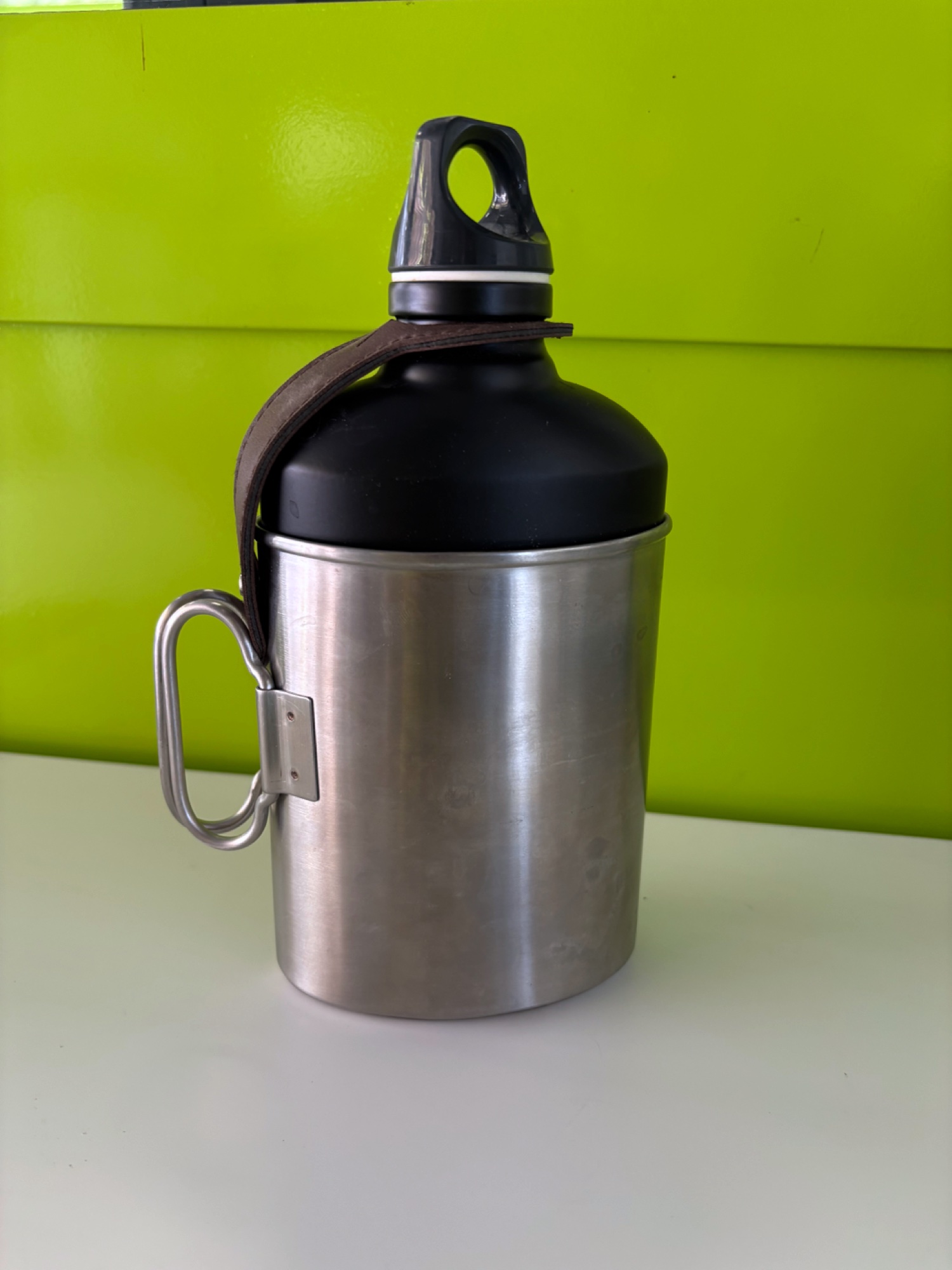 SIGG Feldflasche mit Becher und Lederriemen – Bild 3