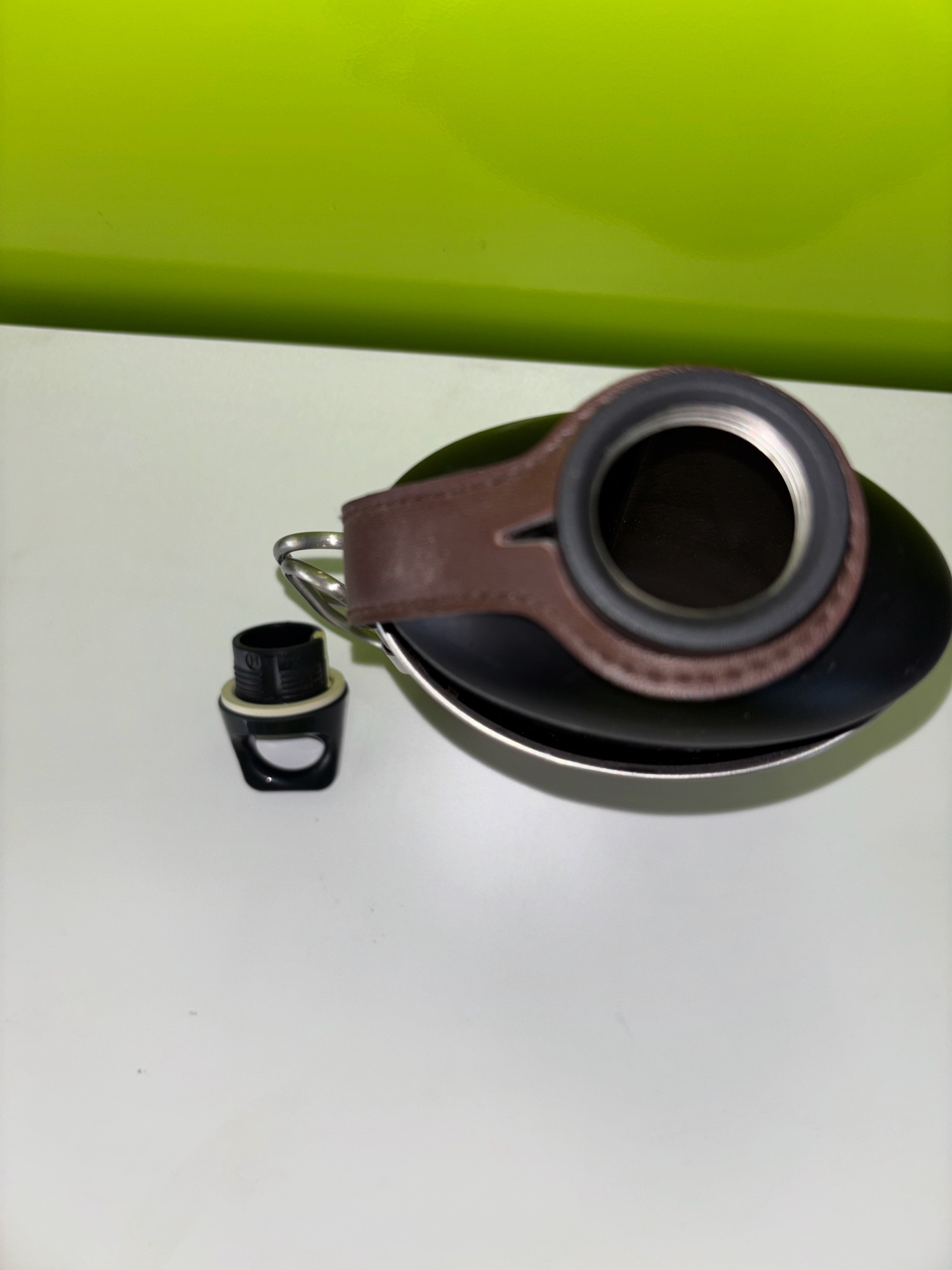 SIGG Feldflasche mit Becher und Lederriemen – Bild 4