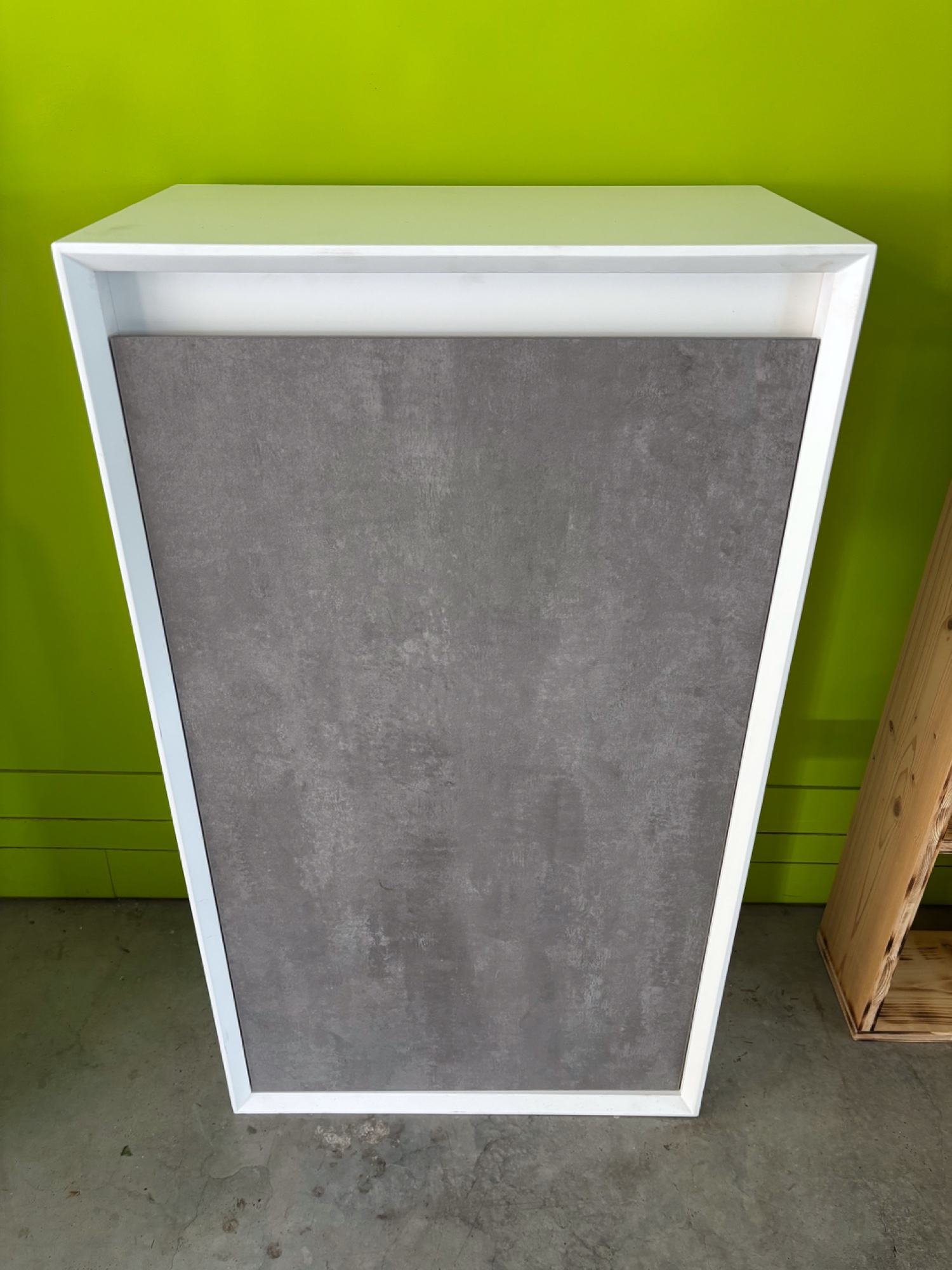 Hängeschrank weiss mit Tür in Betonoptik