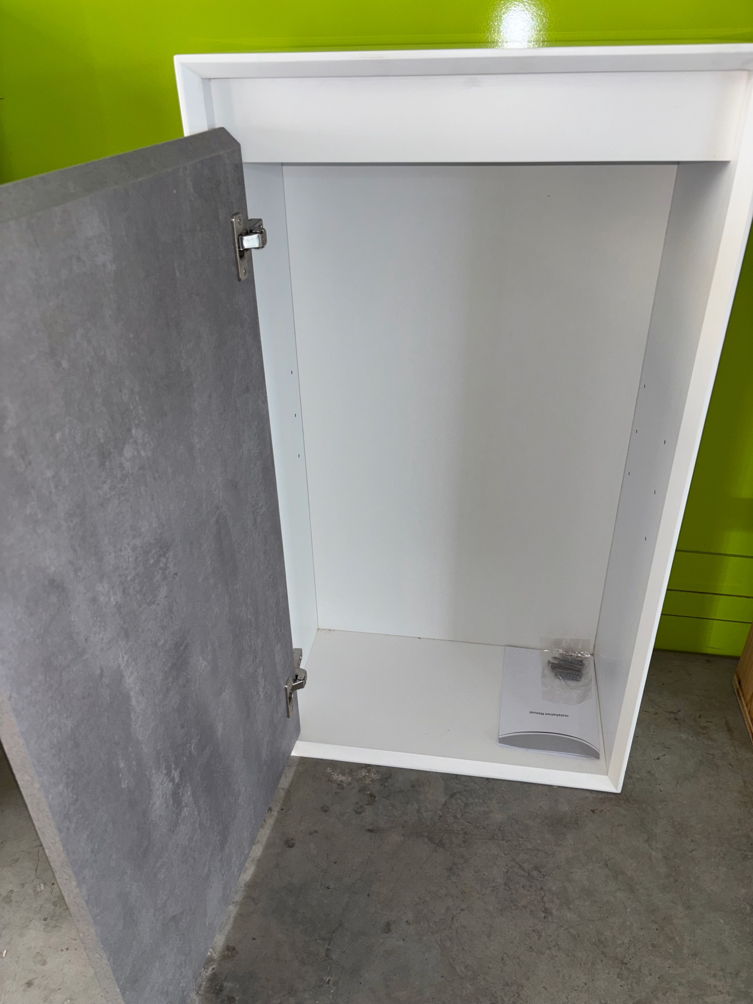 Hängeschrank weiss mit Tür in Betonoptik – Bild 2