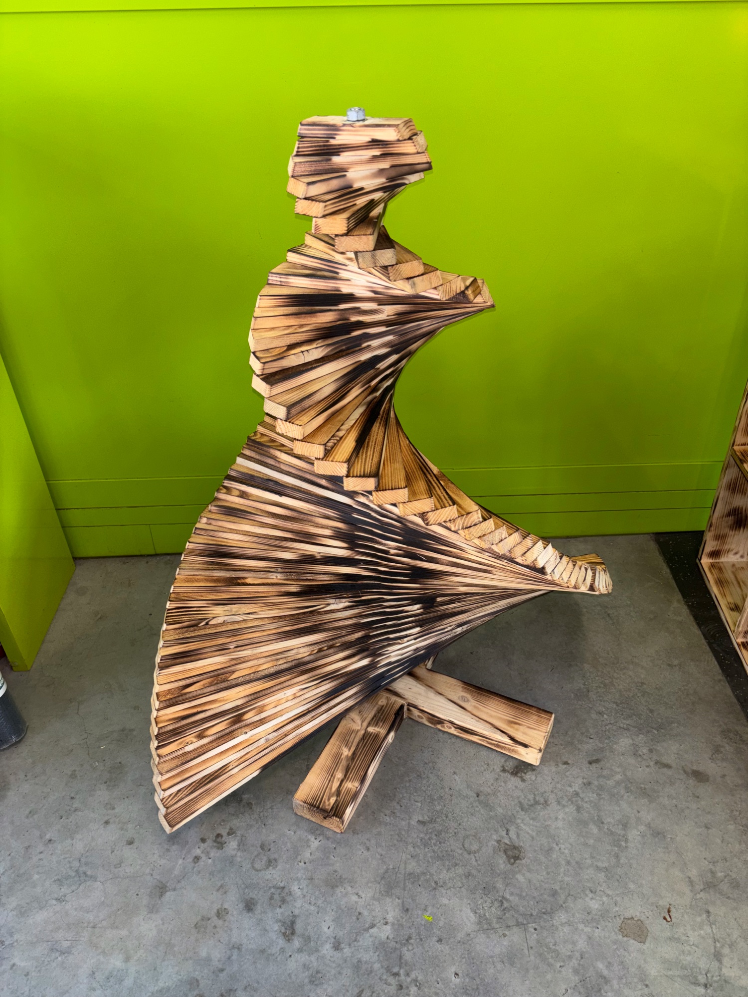 Holzskulptur Tänzerin aus geflammten Holzlatten