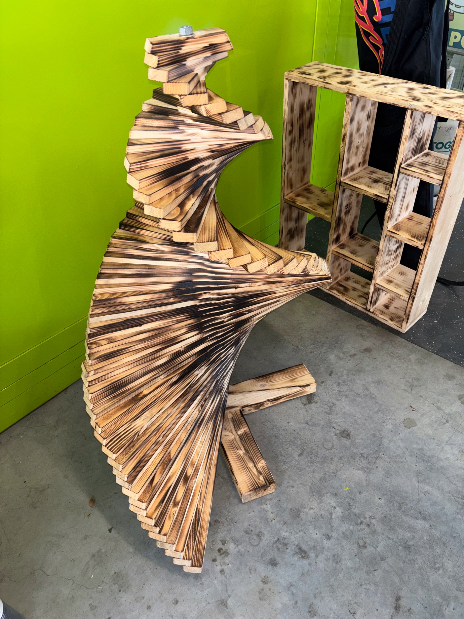 Holzskulptur Tänzerin aus geflammten Holzlatten – Bild 2